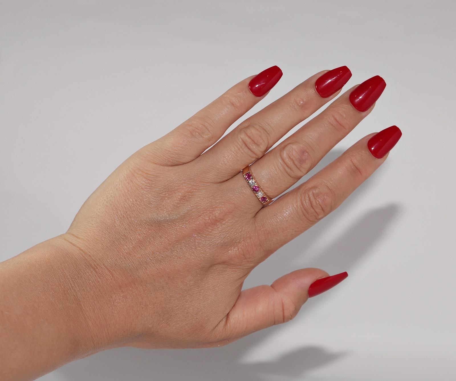 Anello a fascia in oro 18k con diamanti naturali e rubini, CIRCA 1960 in vendita 9