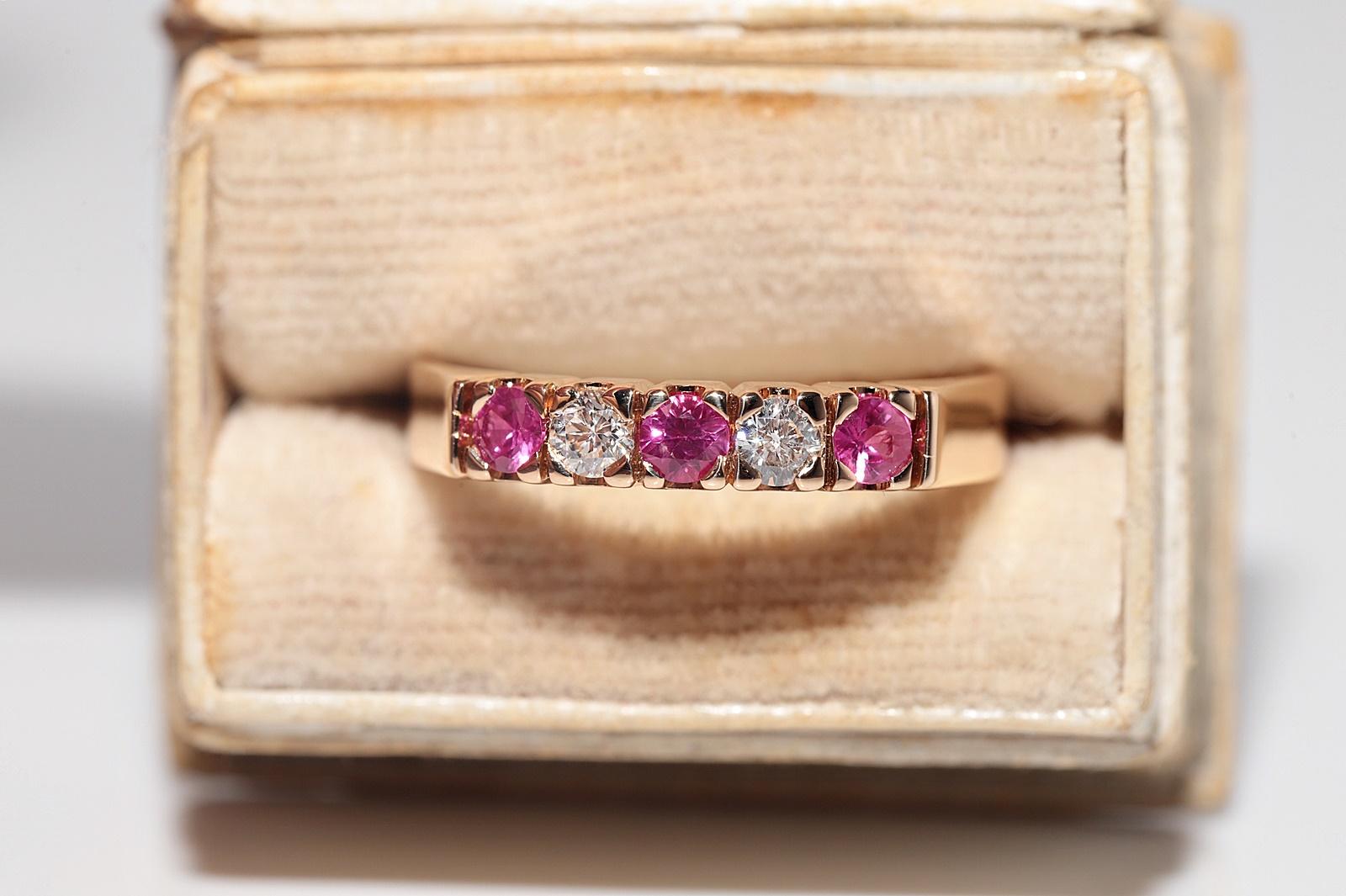 En très bon état.
Le poids total est de 5,3 grammes.
Au total, un diamant de 0,18 ct.
Le diamant est de couleur F et de pureté vvs1.
La taille de la bague est de 8.25
Nous pouvons fabriquer n'importe quelle taille.
La boîte n'est pas