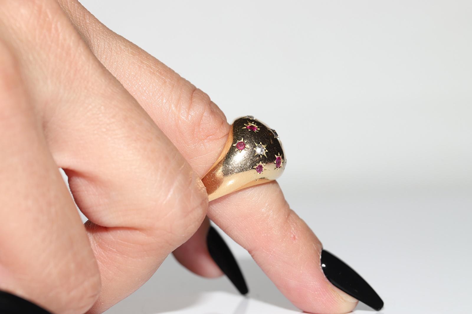 Vintage Circa 1960er Jahre 18k Gold Natürlicher Diamant und Rubin Dekorierter starker Ring (Brillantschliff) im Angebot