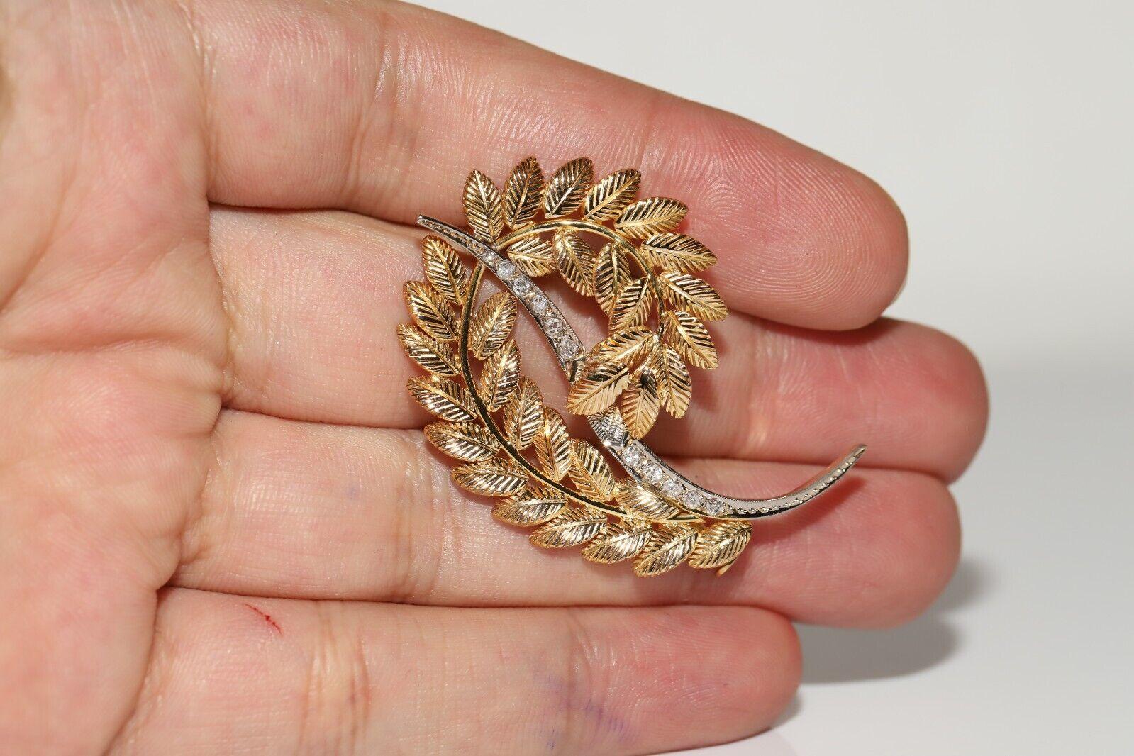 Vintage Circa 1960s 18k Gold Natural Diamond Decorated Leaf Brooch In Good Condition For Sale In Fatih/İstanbul, 34