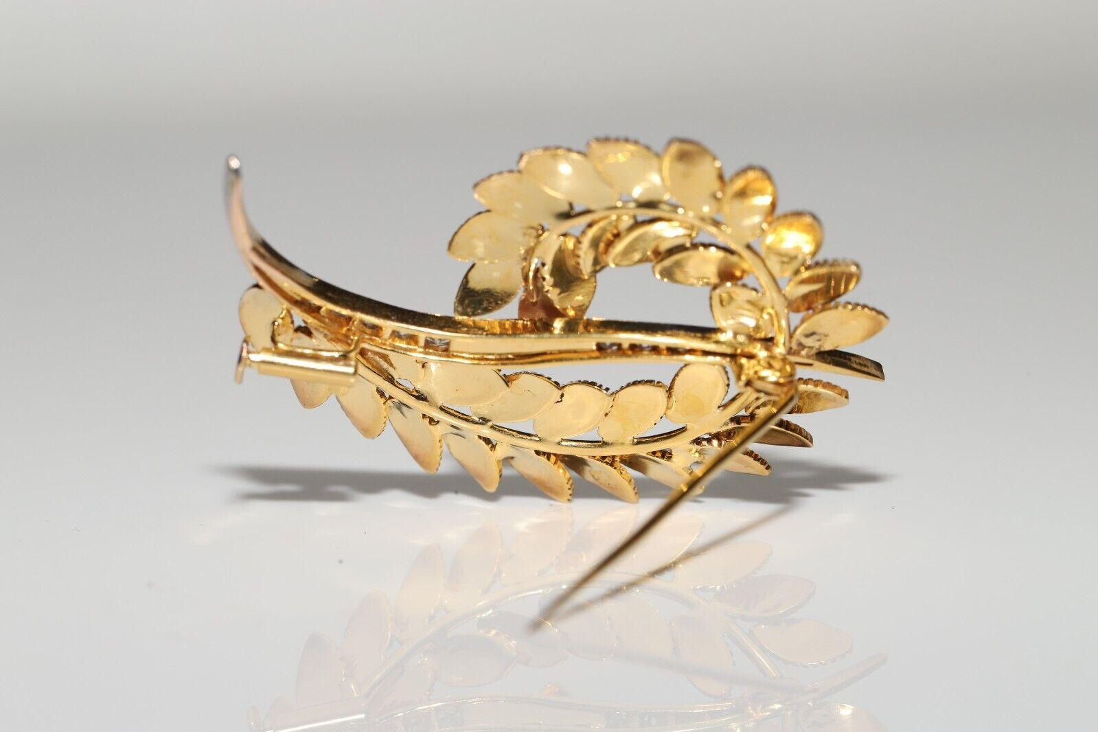 Women's Vintage Circa 1960s 18k Gold Natural Diamond Decorated Leaf Brooch For Sale