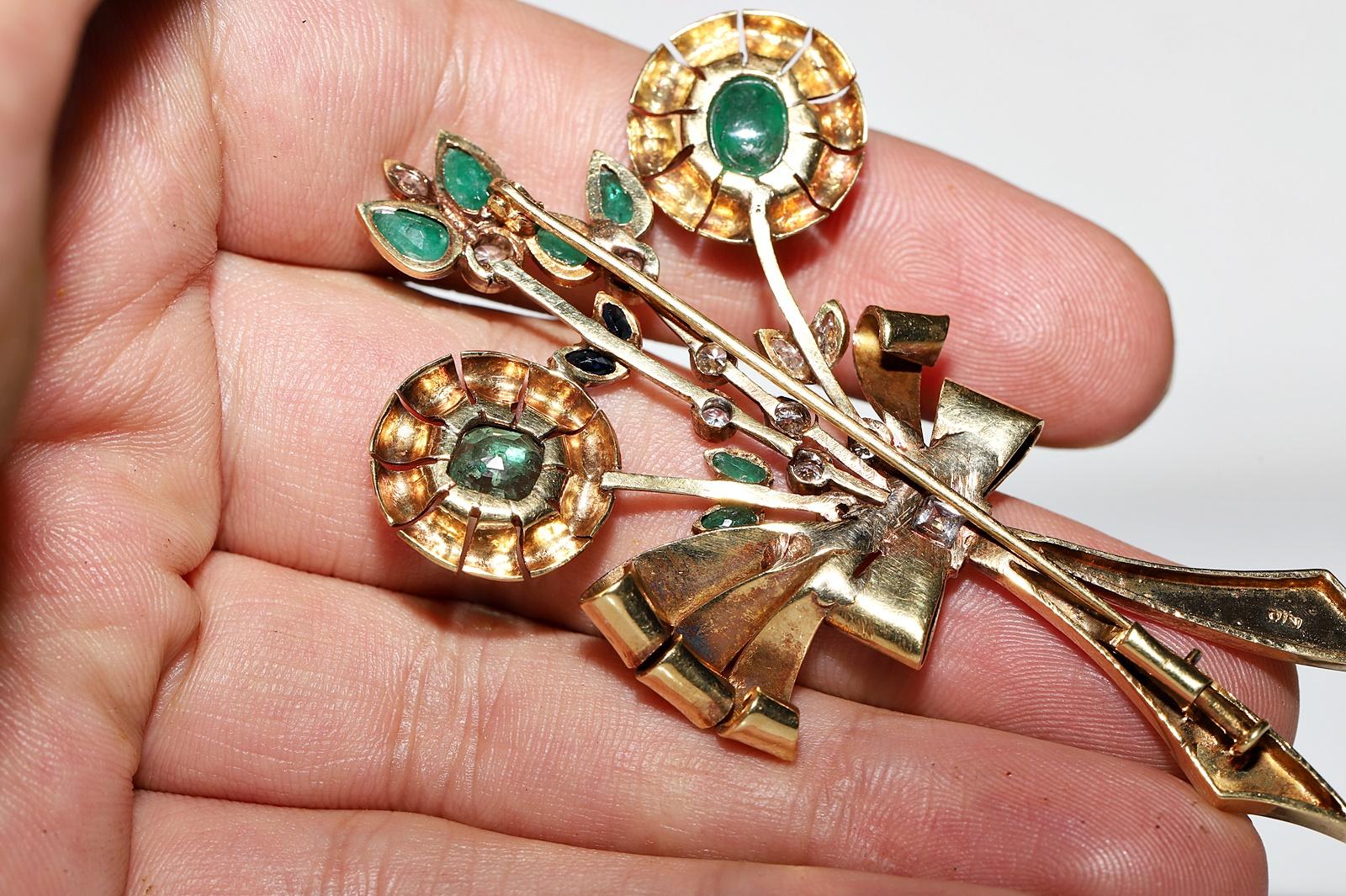 Broche vintage des années 1960 en or 18 carats avec diamants naturels, émeraudes et saphirs Pour femmes en vente