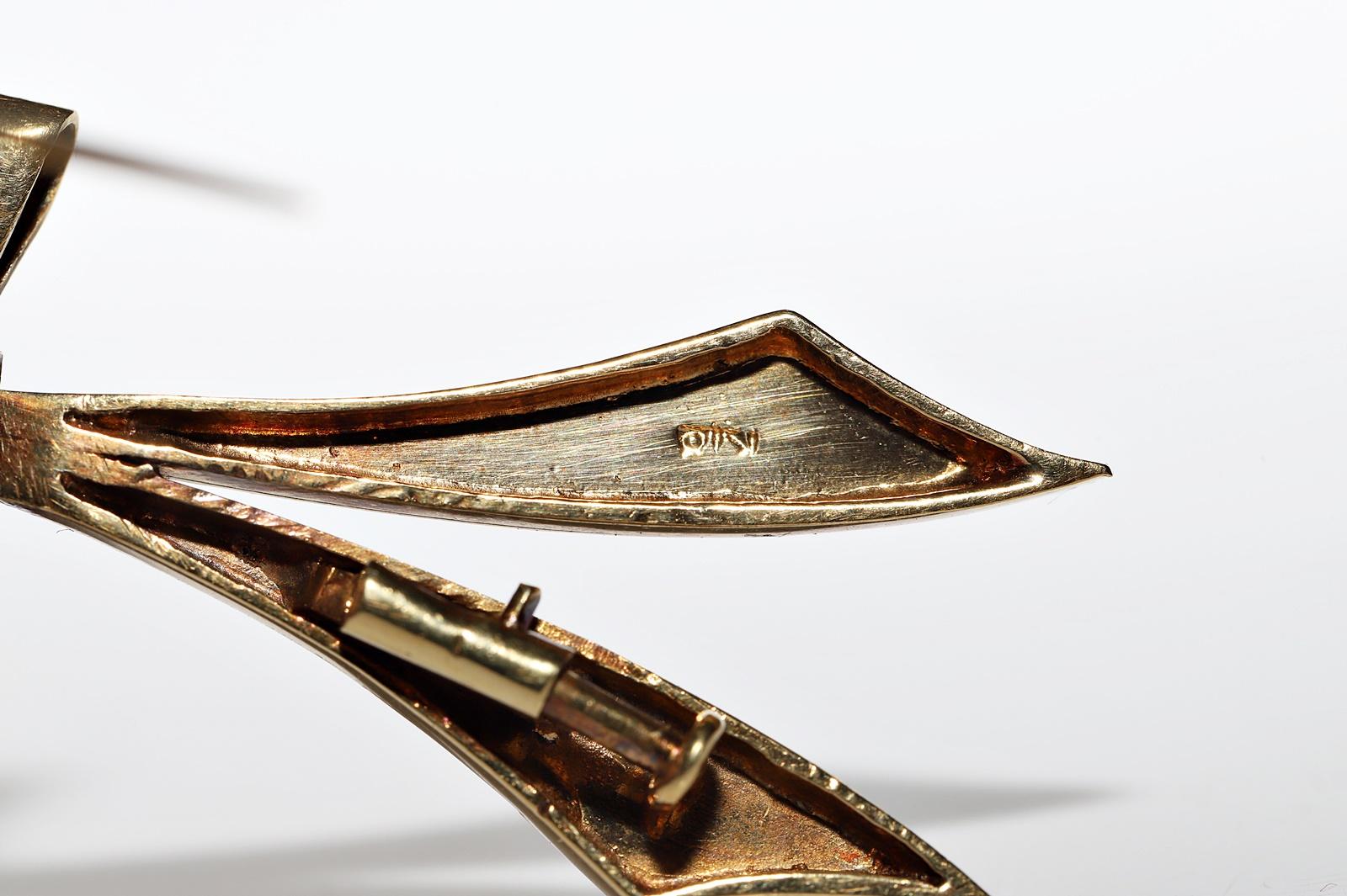 Vintage Circa 1960s 18k Gold Natural Diamond Emerald And Sapphire Brooch For Sale 1