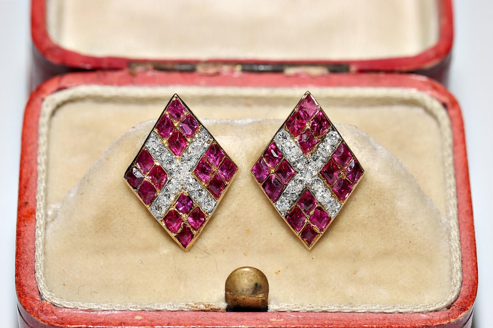 In sehr gutem Zustand.
Das Gesamtgewicht beträgt 3.3 Gramm.
Insgesamt ist Diamant etwa 0,50 ct.
Der Diamant hat die Farbe H und die Reinheit vs-s1.
Säure getestet, um 18k echtes Gold zu sein.
Insgesamt ist Rubin etwa 1,20 ct.
Die Box ist nicht