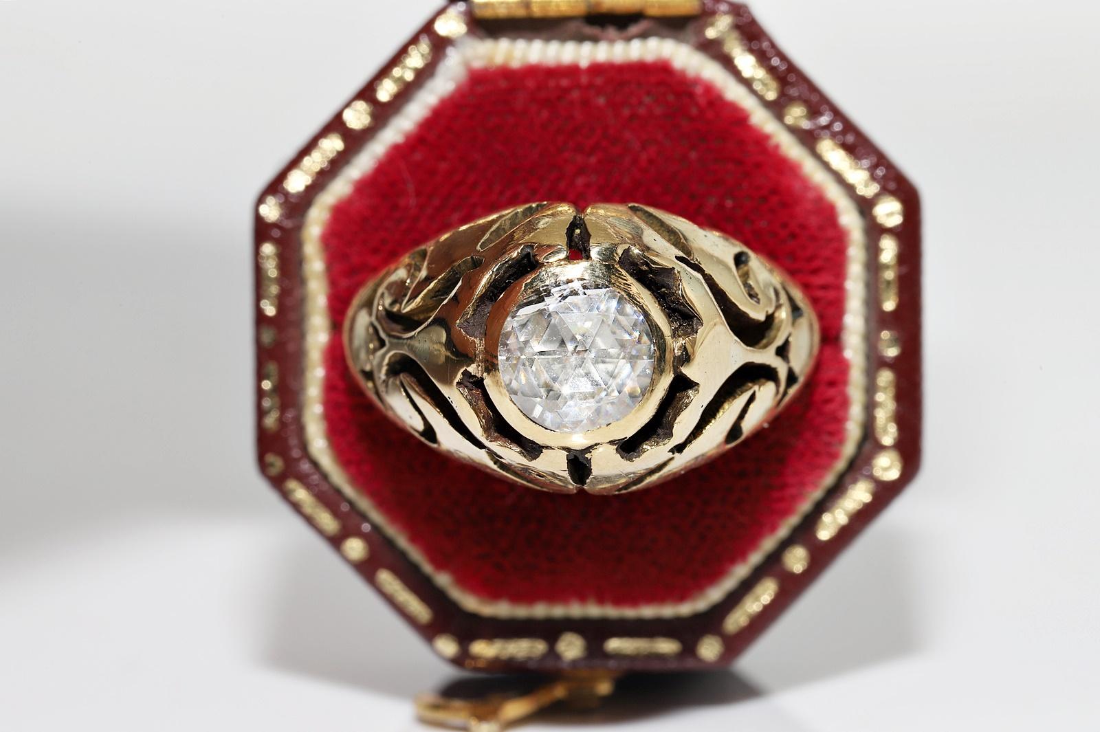 In sehr gutem Zustand.
Das Gesamtgewicht beträgt 10 Gramm.
Insgesamt ist Diamant 0,76 ct.
Der Diamant hat die Farbe G und die Reinheit V.
Ringgröße ist  US 6.25 
Wir können jede Größe herstellen.
Die Box ist nicht enthalten.
Bitte kontaktieren Sie