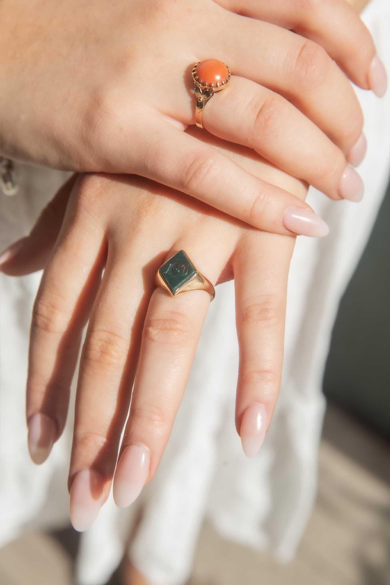 Als Symbol für Engagement und dauerhafte Liebe ist unser Ursula-Ring eine schöne Art, die Gefühle Ihres Herzens zu zeigen, wenn Worte nicht ausreichen. Sie ist aus 14-karätigem Gold mit einer leuchtend orangefarbenen Koralle gefertigt und ist ein