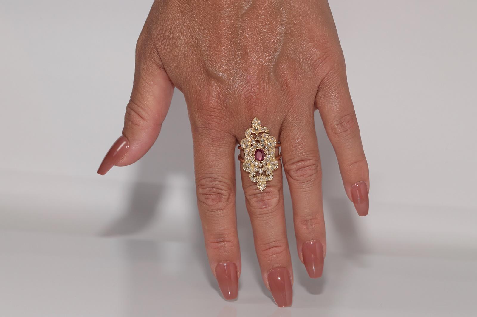 Vintage Circa 1960s Handcrafted 14k Gold Natural Diamond and Ruby Navette Ring (Bague à Navette en or naturel avec diamant et rubis) en vente 7