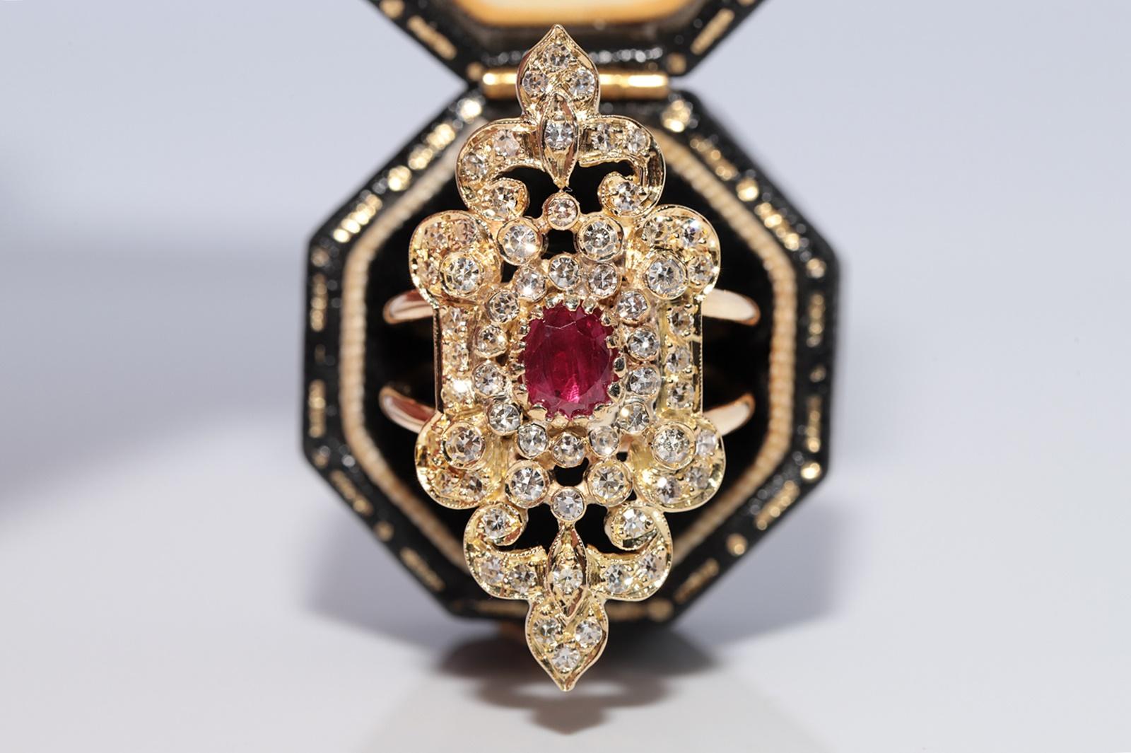 En très bon état.
Le poids total est de 8.5 grammes.
Le diamant est de 1,40 ct.
Le diamant est de couleur G-H et de pureté vvs1-vs1.
La taille de la bague est de 6.75
Nous pouvons fabriquer n'importe quelle taille.
La boîte n'est pas