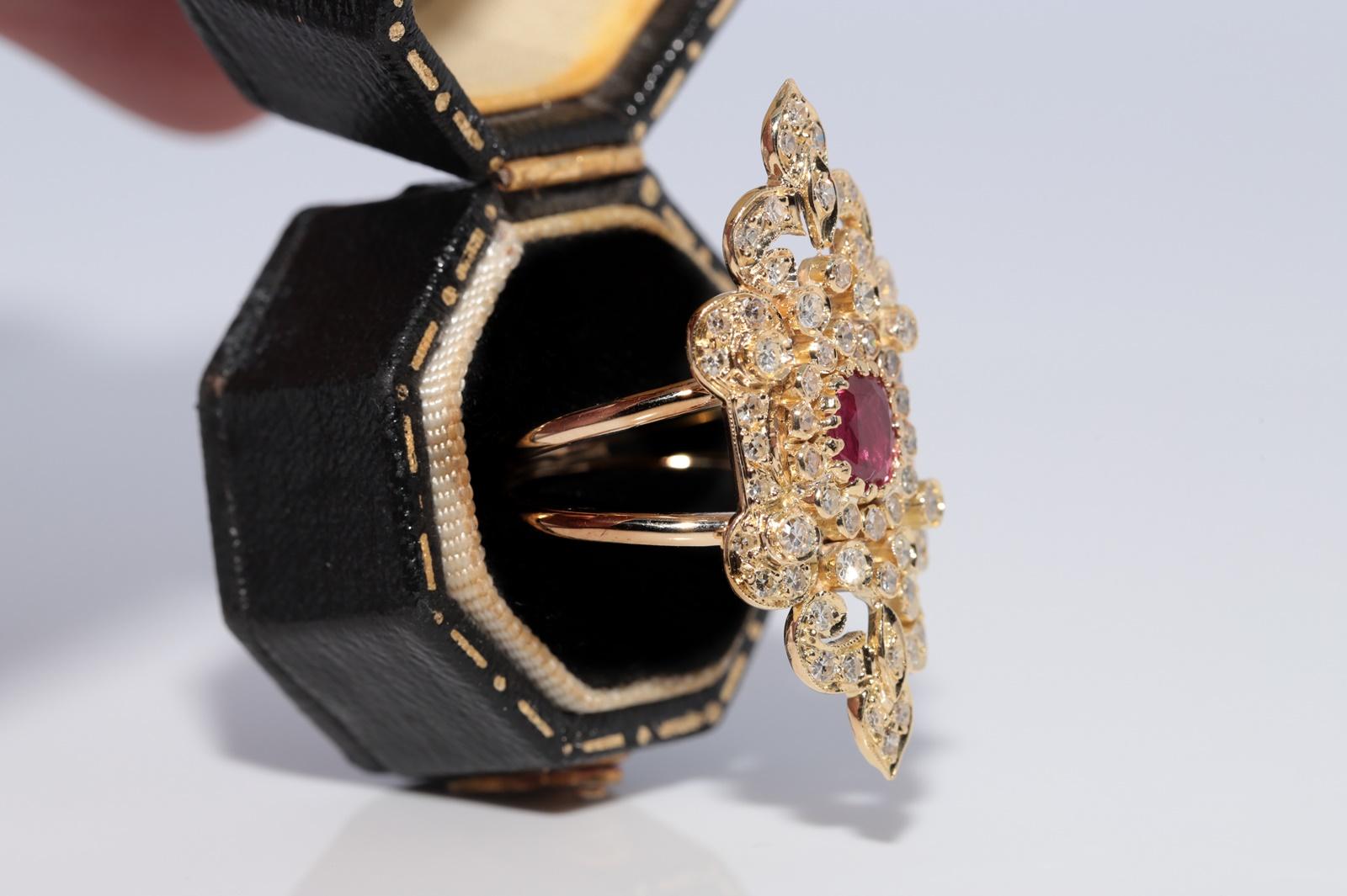 Artisan Vintage Circa 1960s Handcrafted 14k Gold Natural Diamond and Ruby Navette Ring (Bague à Navette en or naturel avec diamant et rubis) en vente