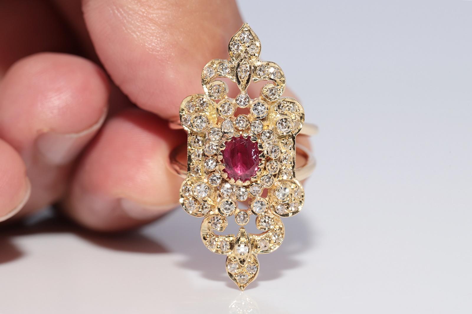Vintage Circa 1960s Handcrafted 14k Gold Natural Diamond and Ruby Navette Ring (Bague à Navette en or naturel avec diamant et rubis) Bon état - En vente à Fatih/İstanbul, 34