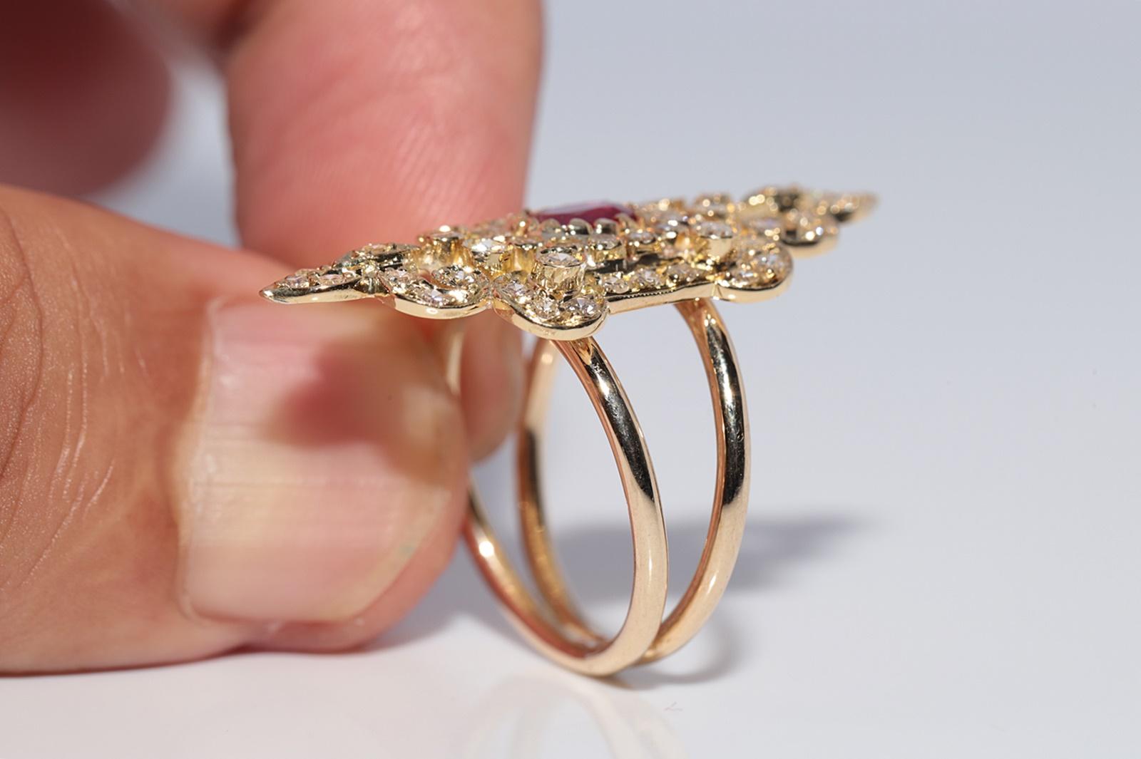 Vintage Circa 1960s Handcrafted 14k Gold Natural Diamond and Ruby Navette Ring (Bague à Navette en or naturel avec diamant et rubis) Pour femmes en vente