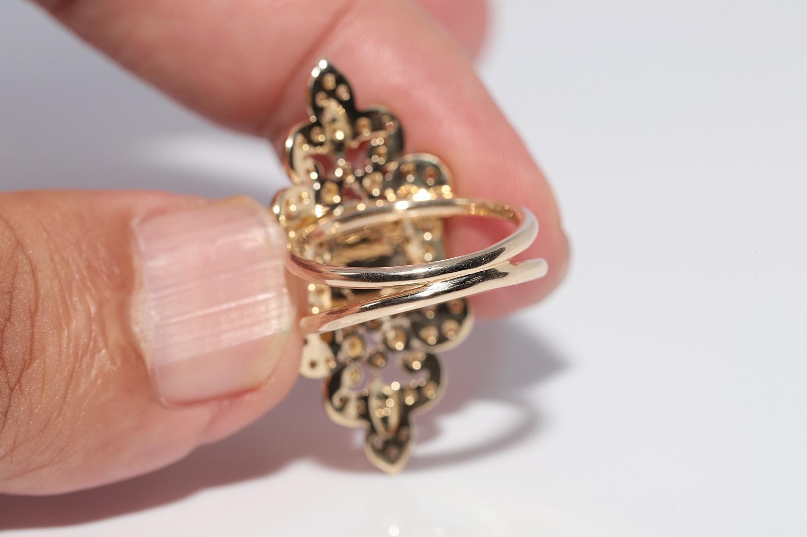 Vintage Circa 1960s Handcrafted 14k Gold Natural Diamond and Ruby Navette Ring (Bague à Navette en or naturel avec diamant et rubis) en vente 2
