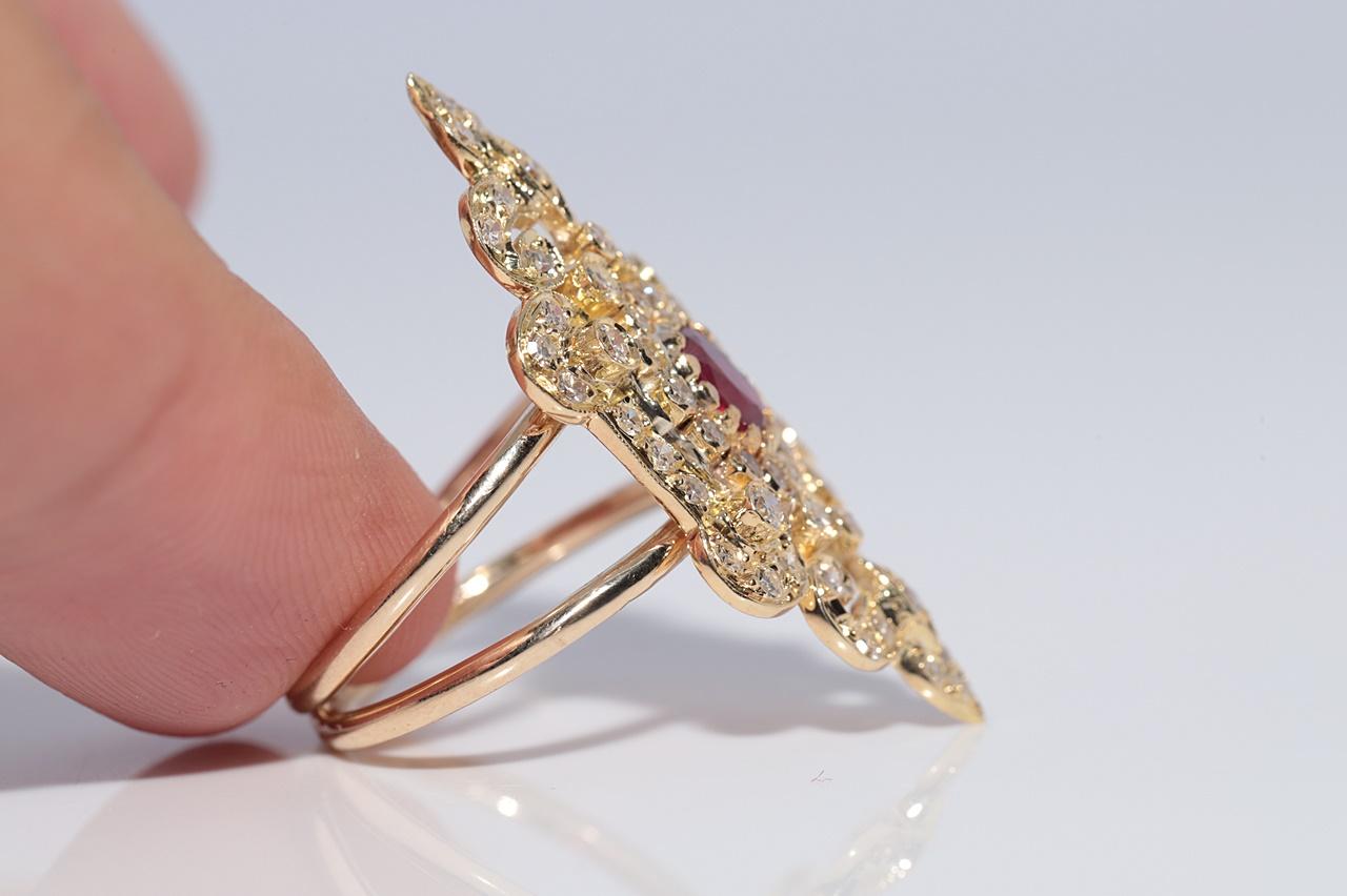 Vintage Circa 1960s Handcrafted 14k Gold Natural Diamond and Ruby Navette Ring (Bague à Navette en or naturel avec diamant et rubis) en vente 3