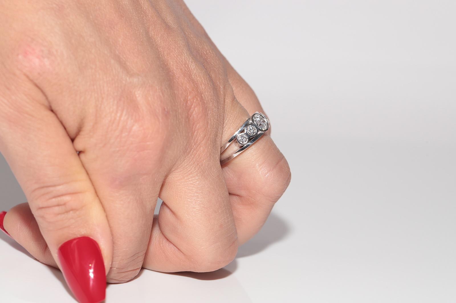 Vintage Circa 1960er Jahre Handgefertigt  18 Karat Gold Natürlicher Diamant Dekorierter Ring mit Diamanten im Angebot 9