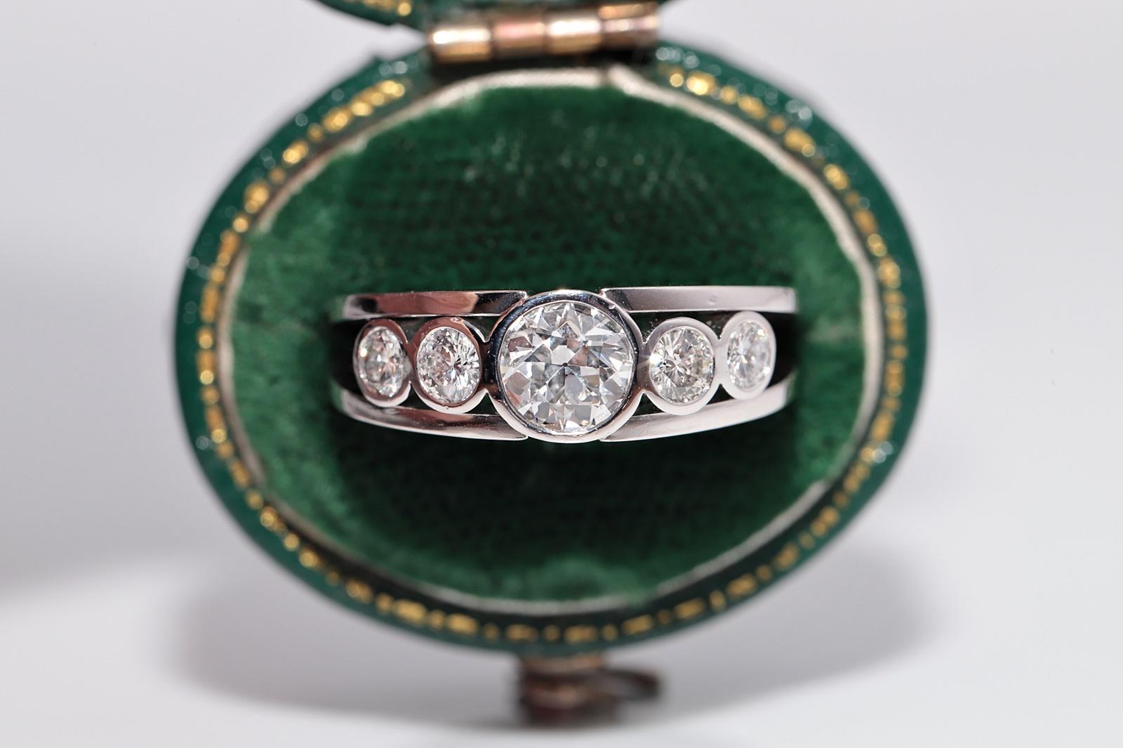 
In sehr gutem Zustand.
Das Gesamtgewicht beträgt 6,6 Gramm.
Insgesamt ist der Hauptdiamant etwa 0,80 ct.
Insgesamt ist alle Diamant über 1,10 ct.
Der Diamant hat die Farbe H und die Reinheit vs-s1.
Ringgröße ist US 5.7
Wir können jede Größe