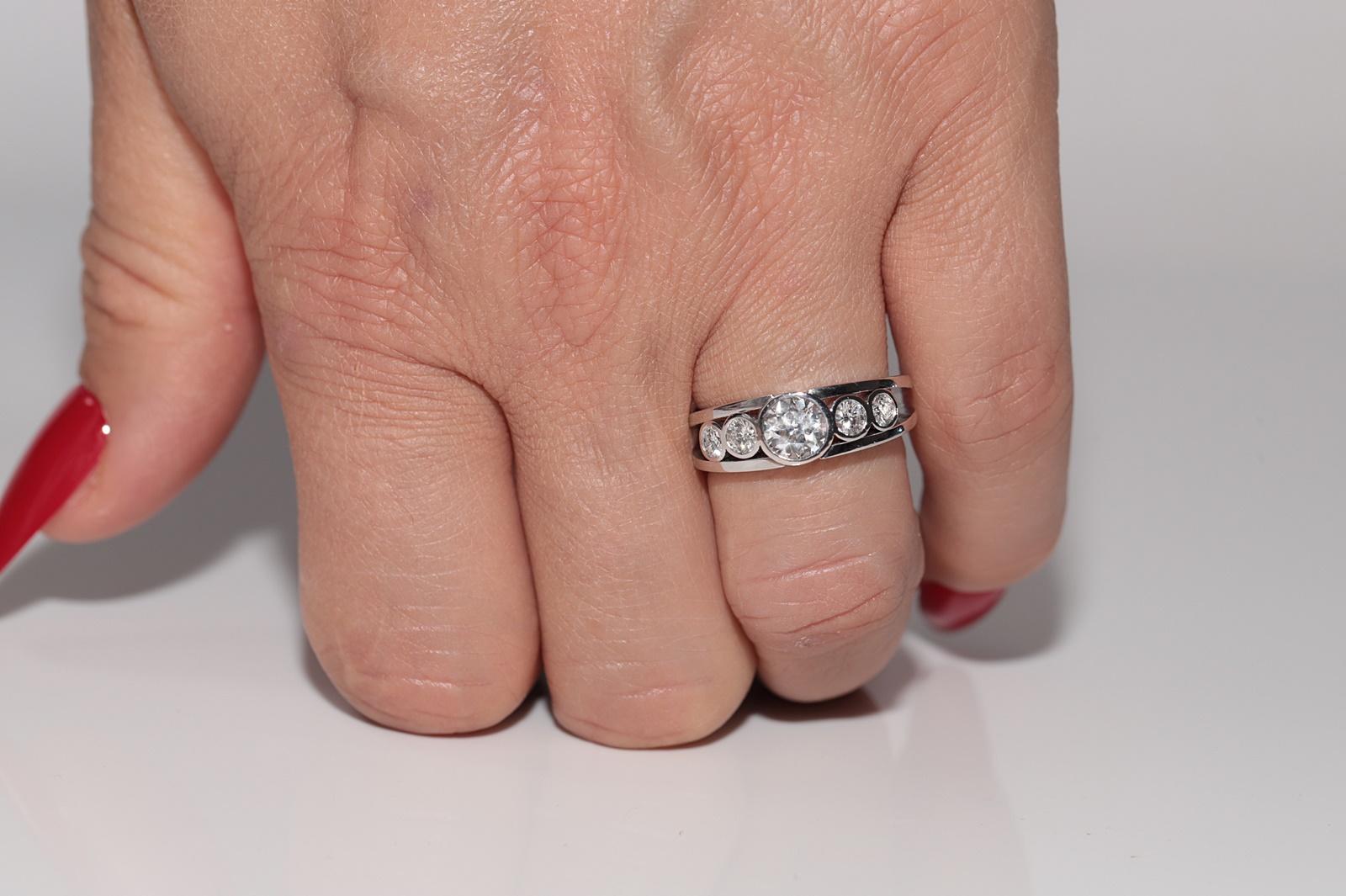 Vintage Circa 1960er Jahre Handgefertigt  18 Karat Gold Natürlicher Diamant Dekorierter Ring mit Diamanten (Retro) im Angebot