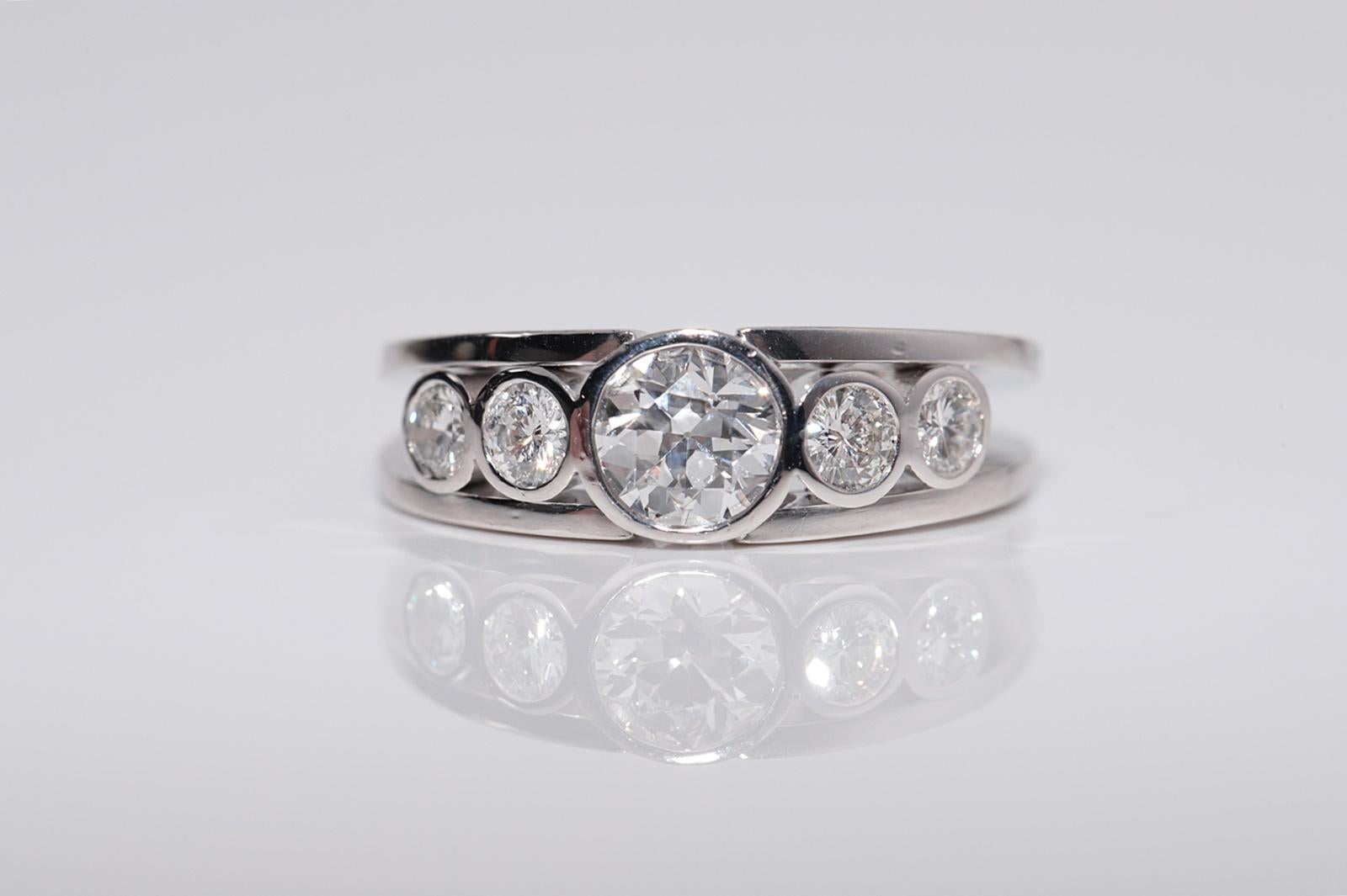 Vintage Circa 1960er Jahre Handgefertigt  18 Karat Gold Natürlicher Diamant Dekorierter Ring mit Diamanten (Alteuropäischer Brillantschliff) im Angebot