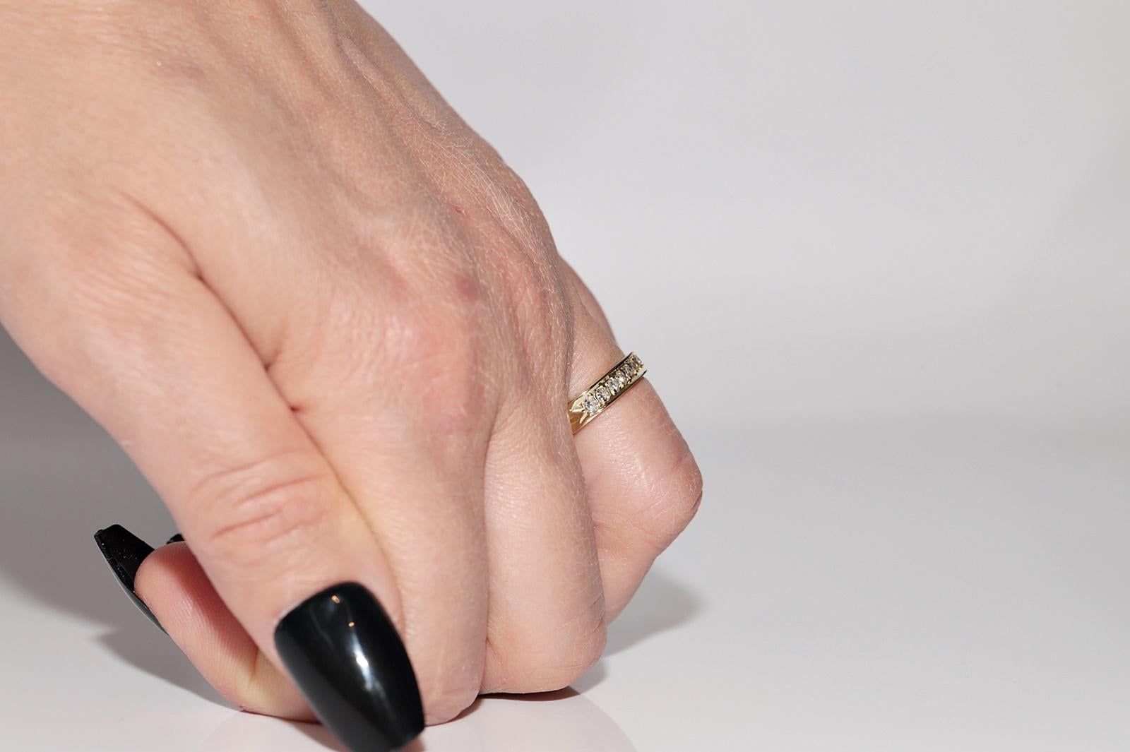 Vintage Circa 1960s Handcrafted 18k Gold Natural Diamond Decorated Band Ring In Good Condition For Sale In Fatih/İstanbul, 34