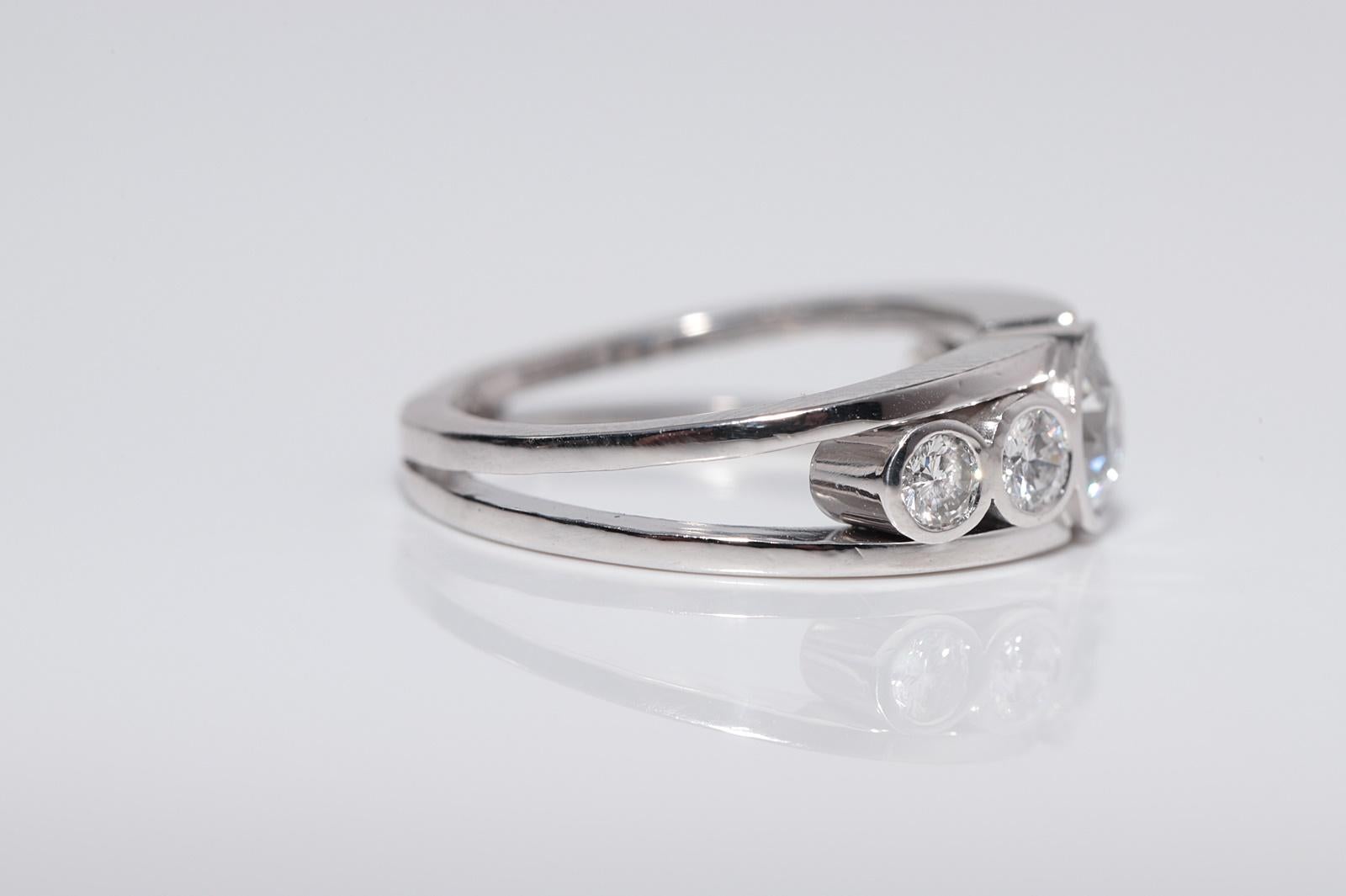 Vintage Circa 1960er Jahre Handgefertigt  18 Karat Gold Natürlicher Diamant Dekorierter Ring mit Diamanten Damen im Angebot
