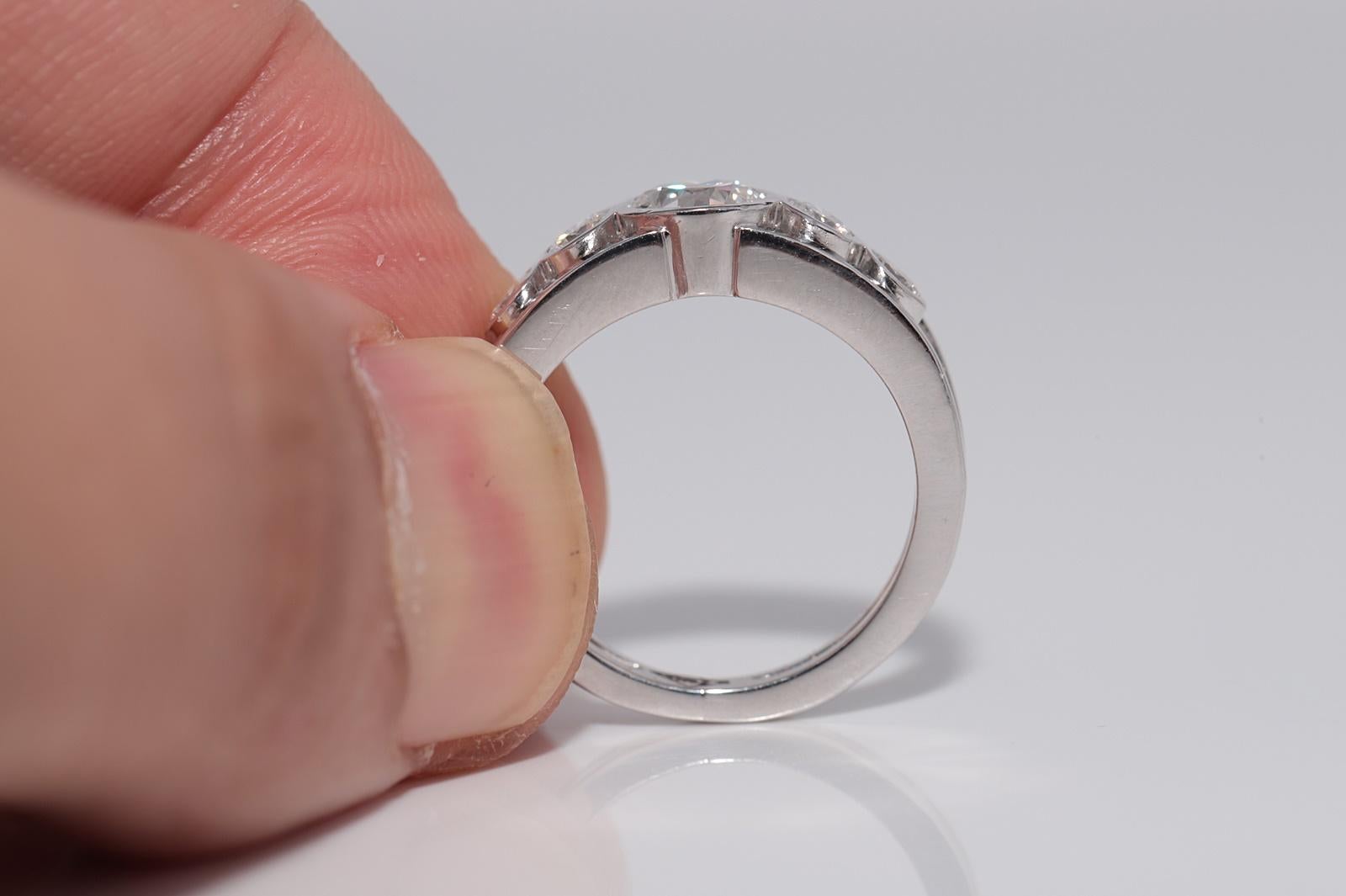 Vintage Circa 1960er Jahre Handgefertigt  18 Karat Gold Natürlicher Diamant Dekorierter Ring mit Diamanten im Angebot 1