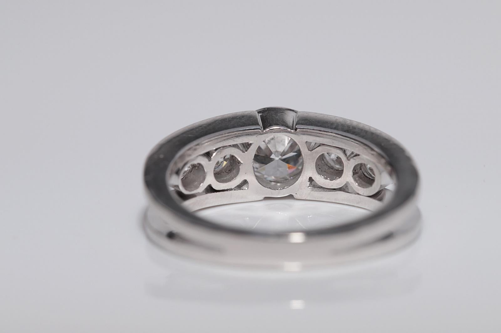 Vintage Circa 1960er Jahre Handgefertigt  18 Karat Gold Natürlicher Diamant Dekorierter Ring mit Diamanten im Angebot 3