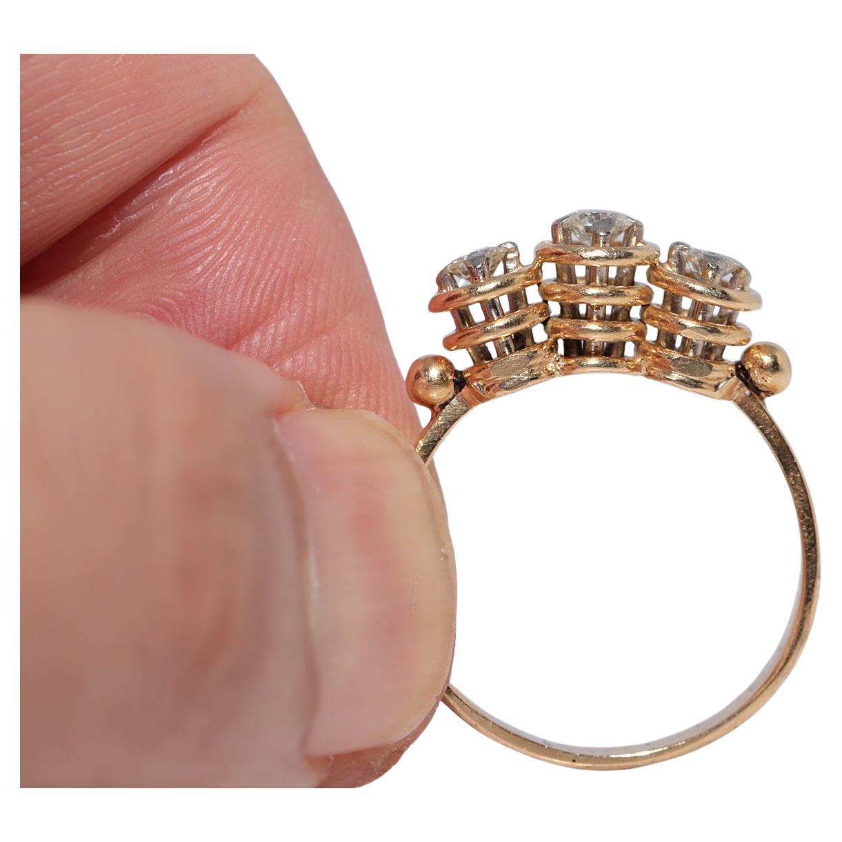 Vintage Circa 1960s Handcrafted 18k Gold Natural Diamond Three Stone Ring en venta