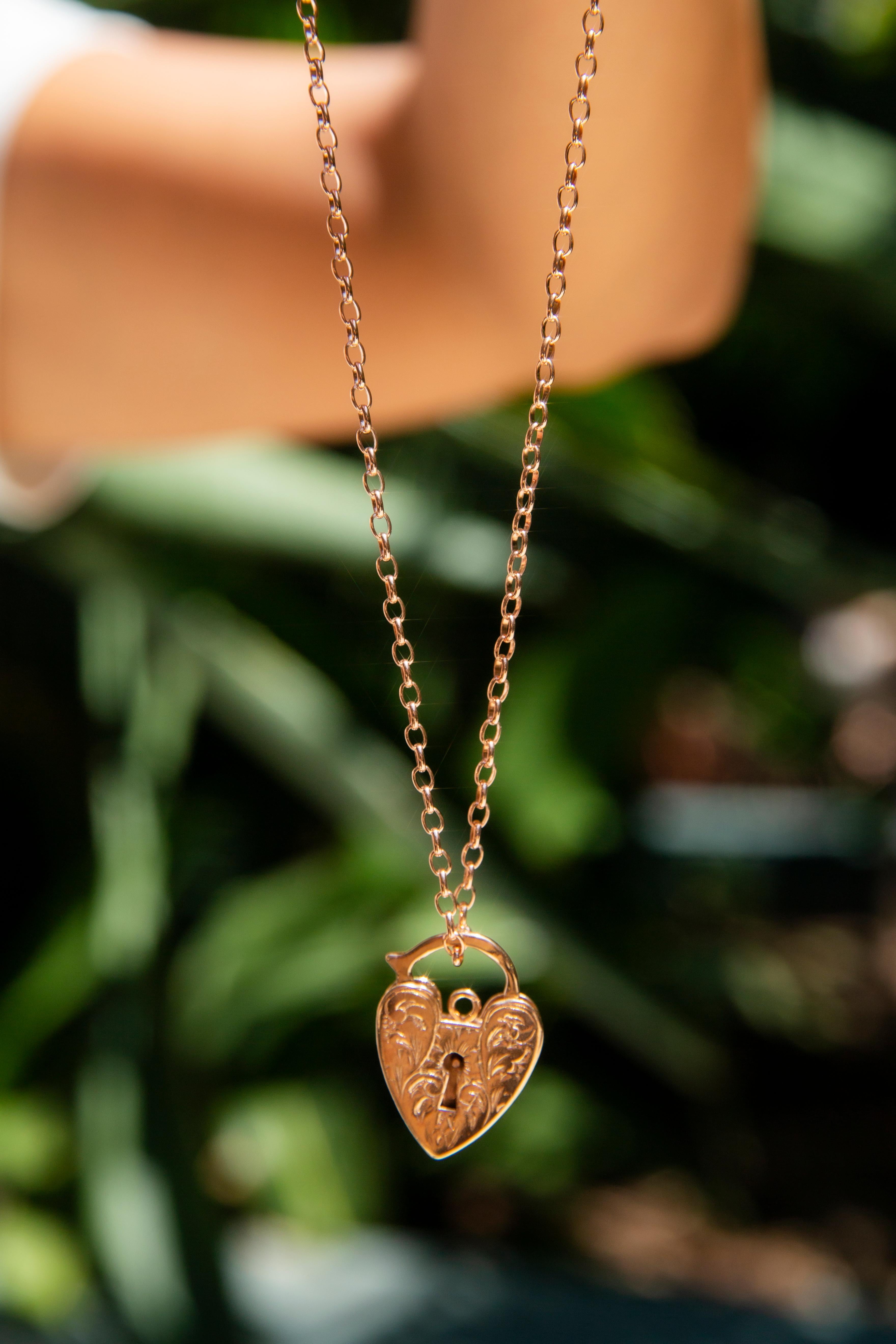 Vintage Circa 1960s Heart Shaped Padlock Pendant & Chain 9 Carat Rose Gold For Sale 1