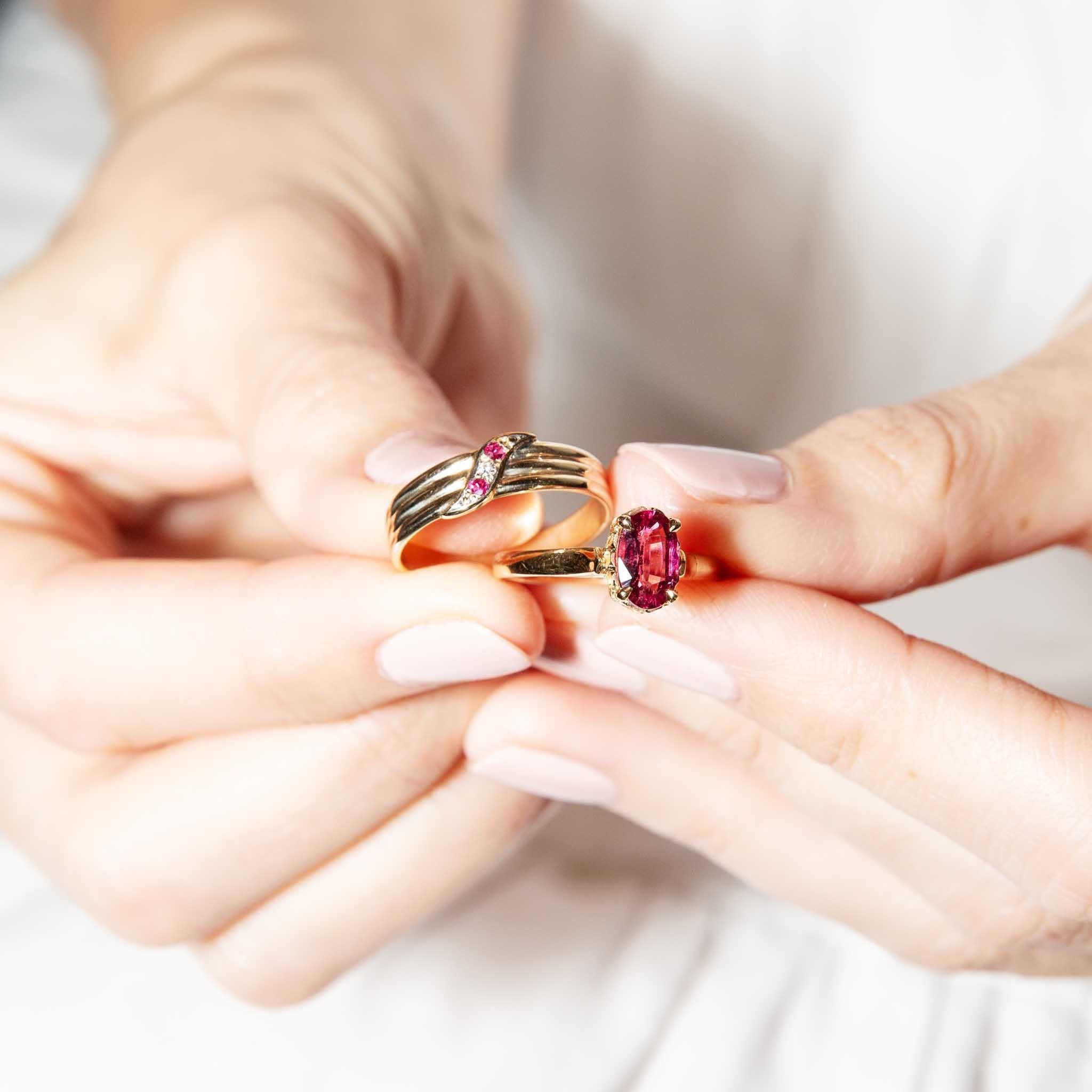 Bague vintage rose vif tourmaline ovale en or jaune 18 carats des années 1960 en vente 7
