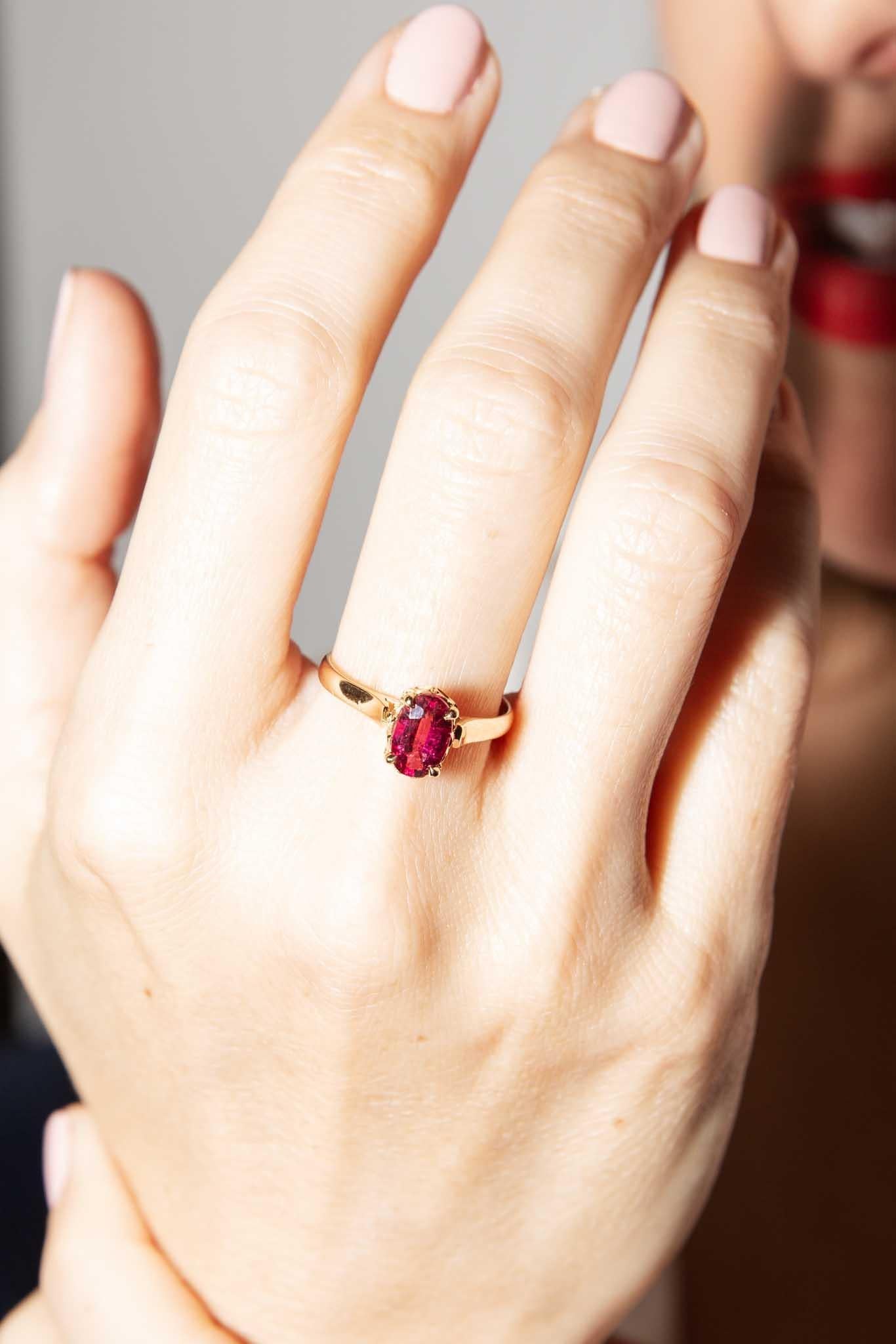 Réalisée en or 18 carats, notre bague Charaya est d'une grande beauté.  Avec sa tourmaline rose vif reposant sur une corbeille d'or incurvée, elle est à la fois majestueuse et élégante. Un beau cadeau pour celui ou celle dont le cœur porte le