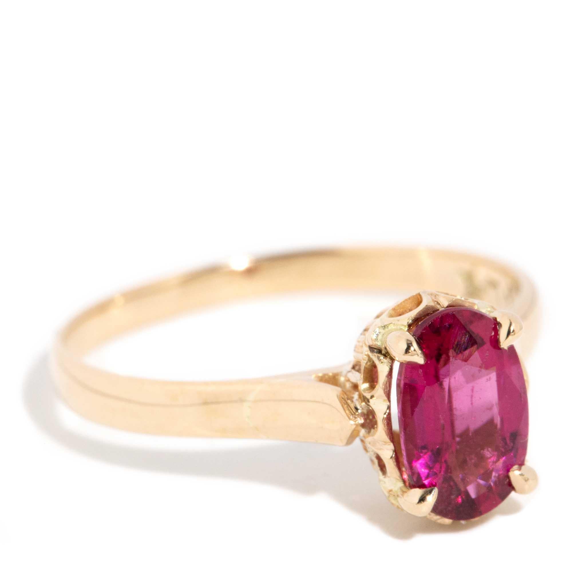 Moderne Bague vintage rose vif tourmaline ovale en or jaune 18 carats des années 1960 en vente