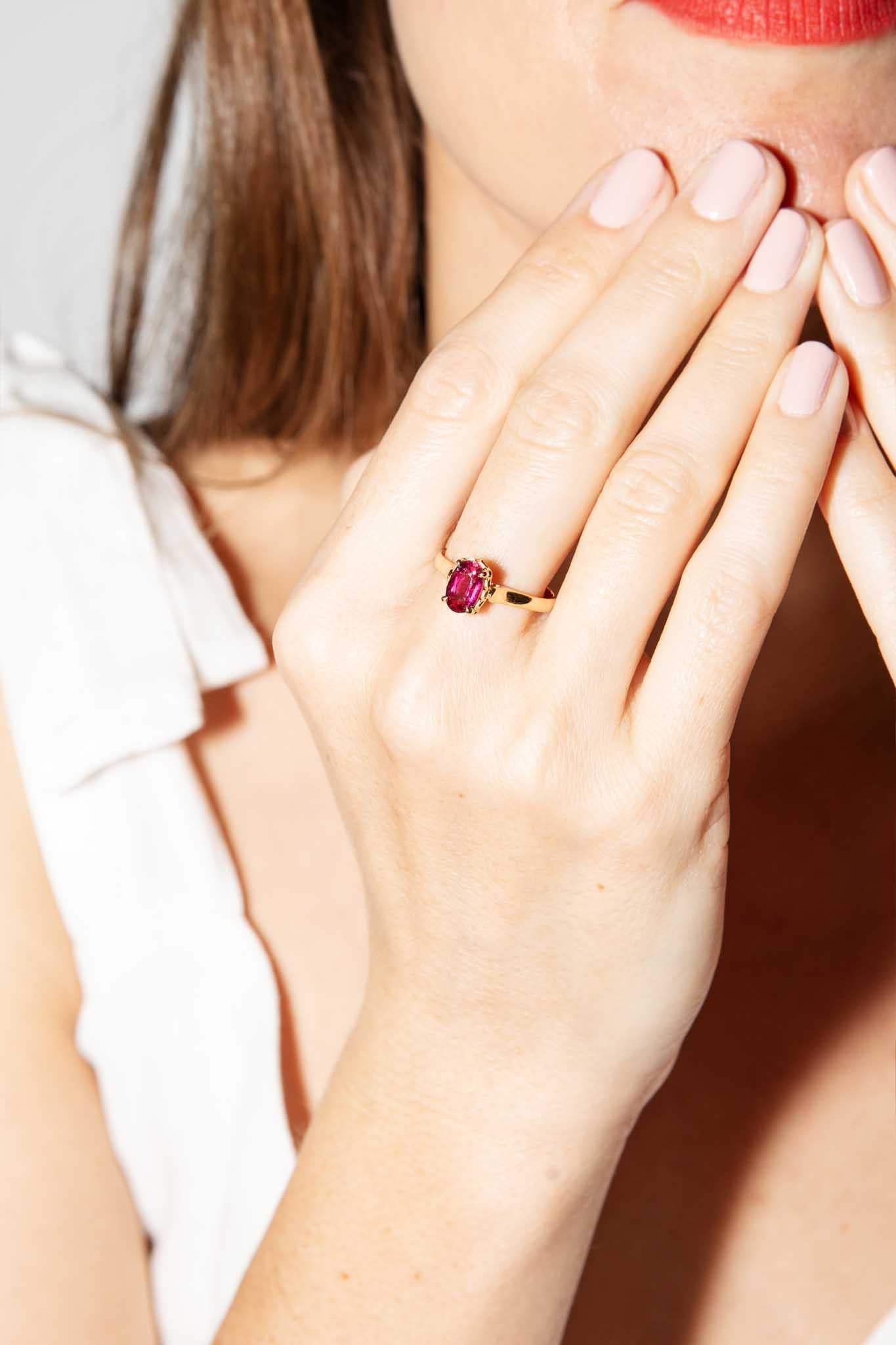 Taille ovale Bague vintage rose vif tourmaline ovale en or jaune 18 carats des années 1960 en vente