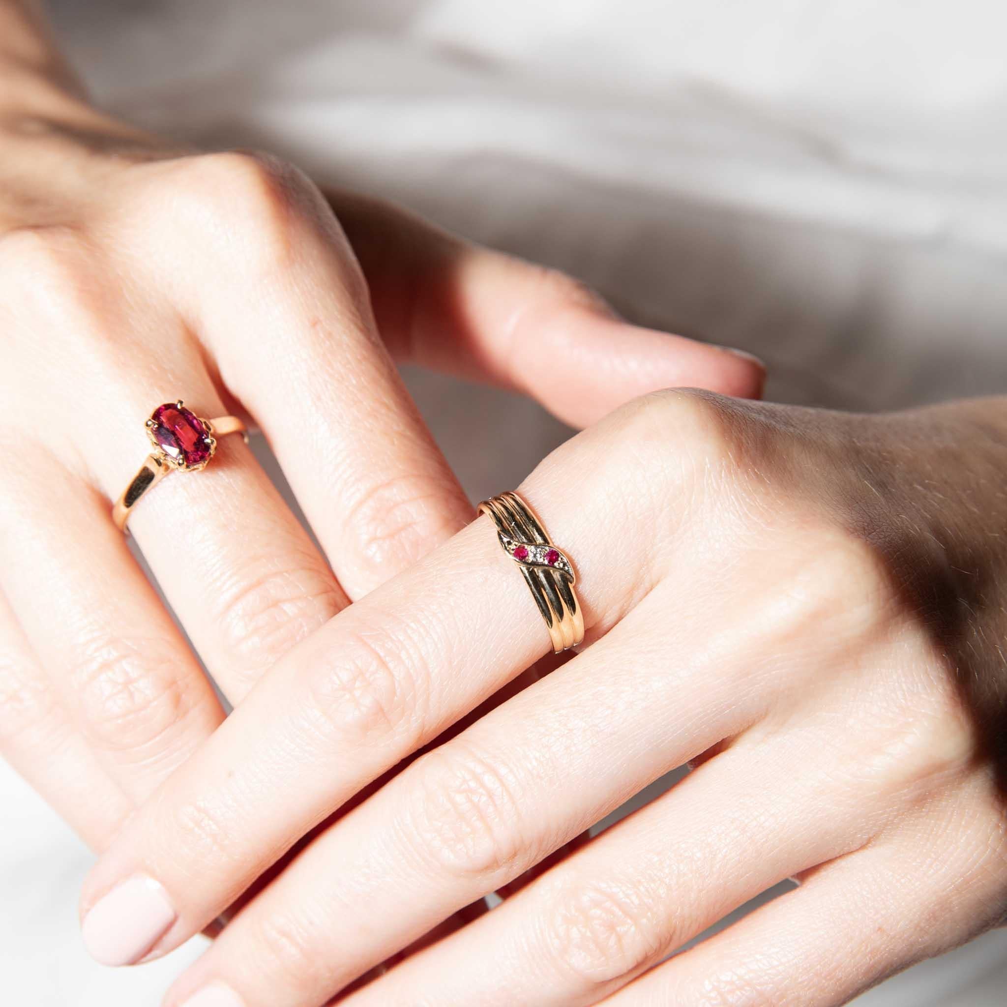 Bague vintage rose vif tourmaline ovale en or jaune 18 carats des années 1960 Pour femmes en vente