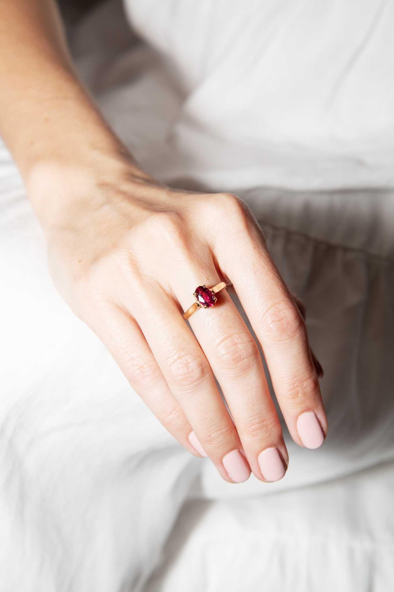 Bague vintage rose vif tourmaline ovale en or jaune 18 carats des années 1960 en vente 2