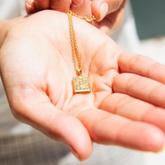 Vintage Circa 1960er Jahre gemustertes Buchanhänger 18 Karat Gold & 9 Karat Gold Kette