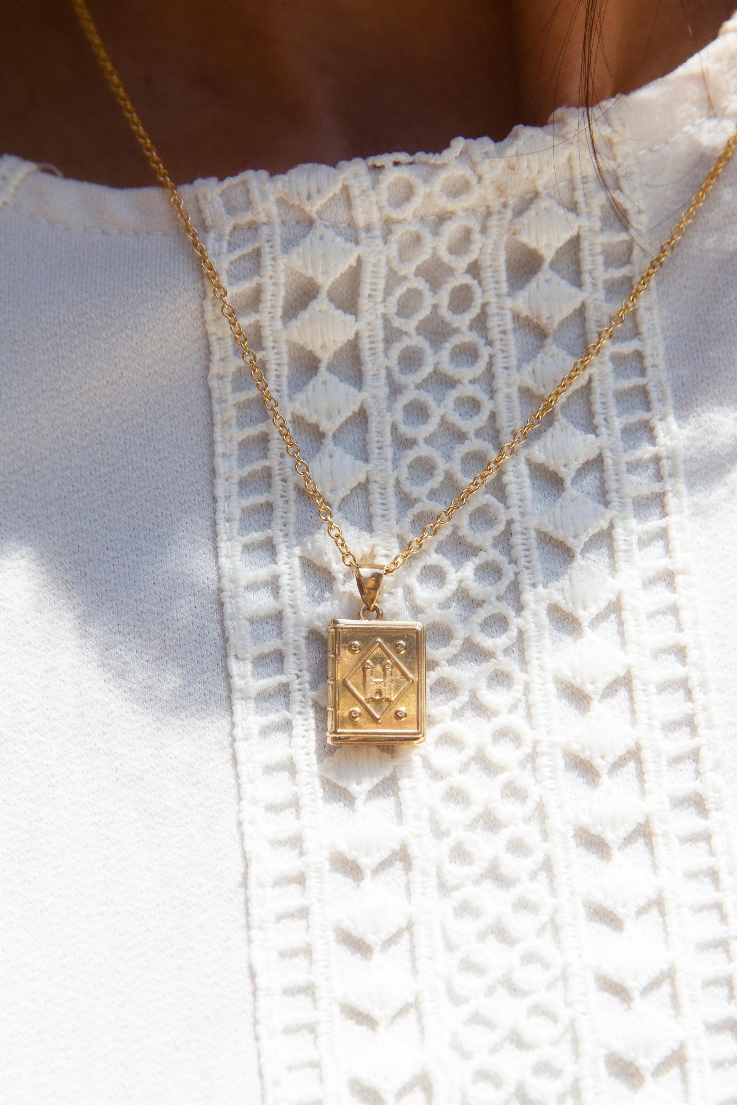 Vintage Circa 1960s Patterned Book Pendant 18 CaratGold  & 9 Carat Gold Chain In Good Condition In Hamilton, AU