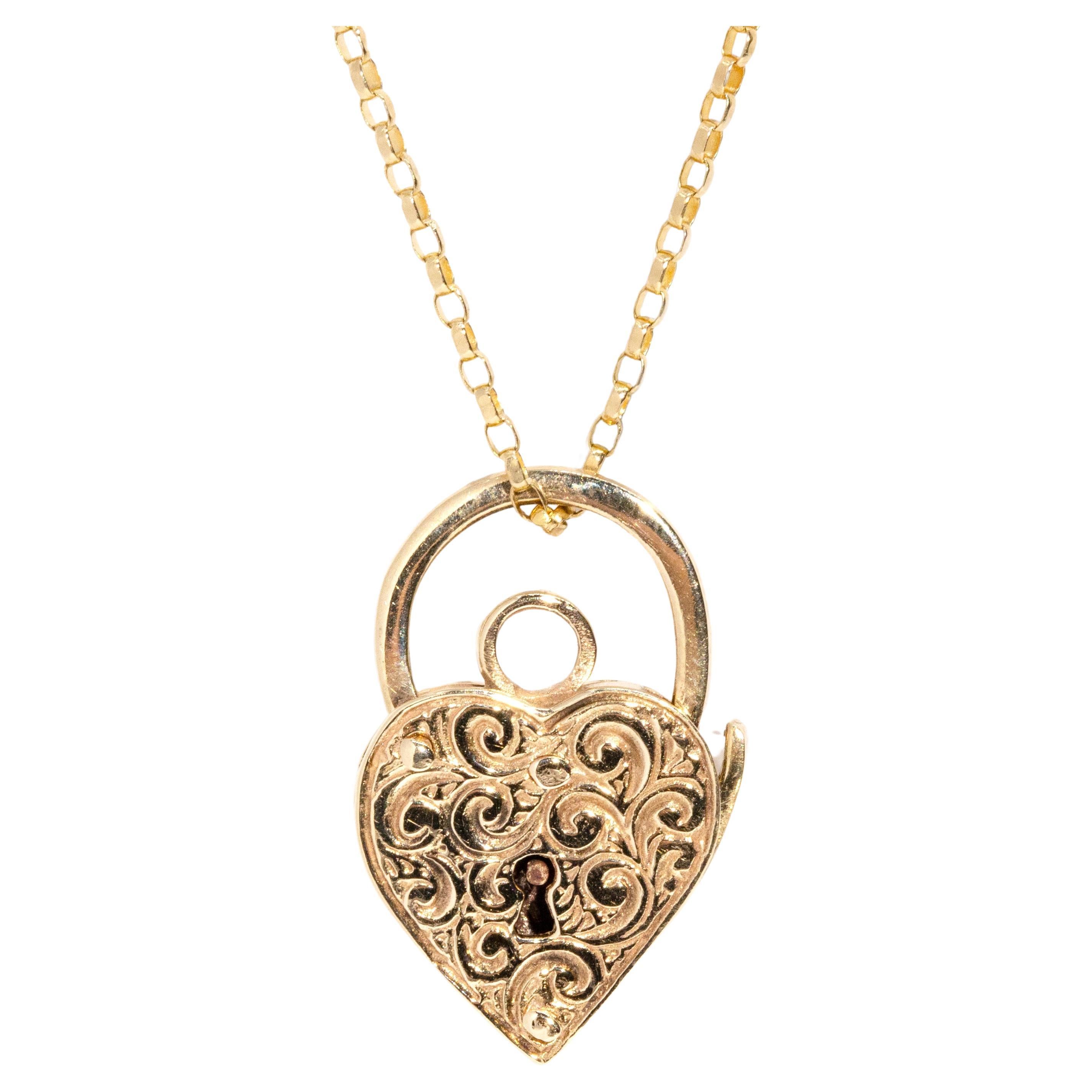 Pendentif et chaîne en or jaune 9 carats avec cadenas en forme de coeur et motifs, Circa 1960 Vintage en vente