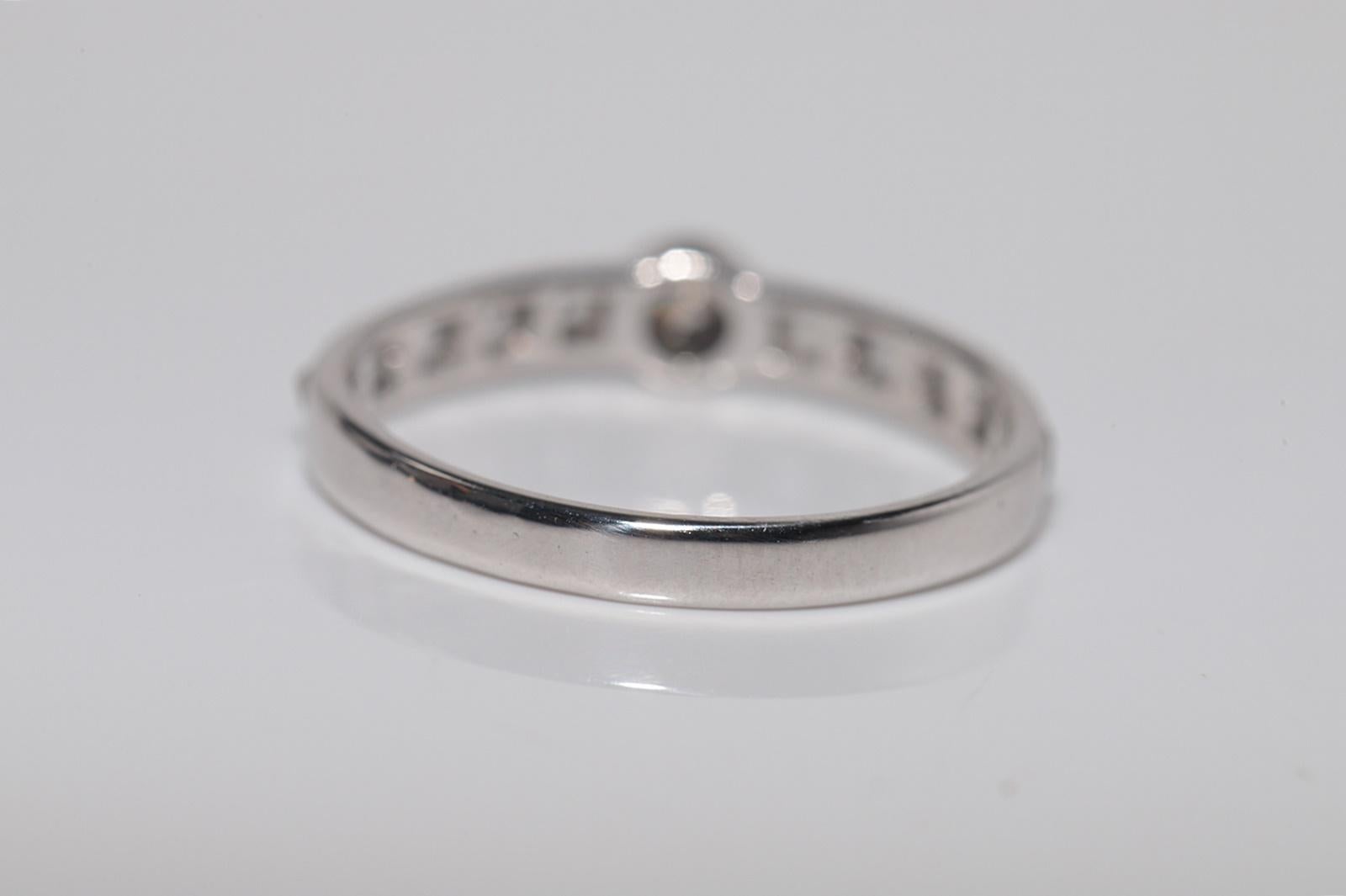 Anello a fascia decoared in platino con diamanti naturali, vintage, anni '60 circa. in vendita 6