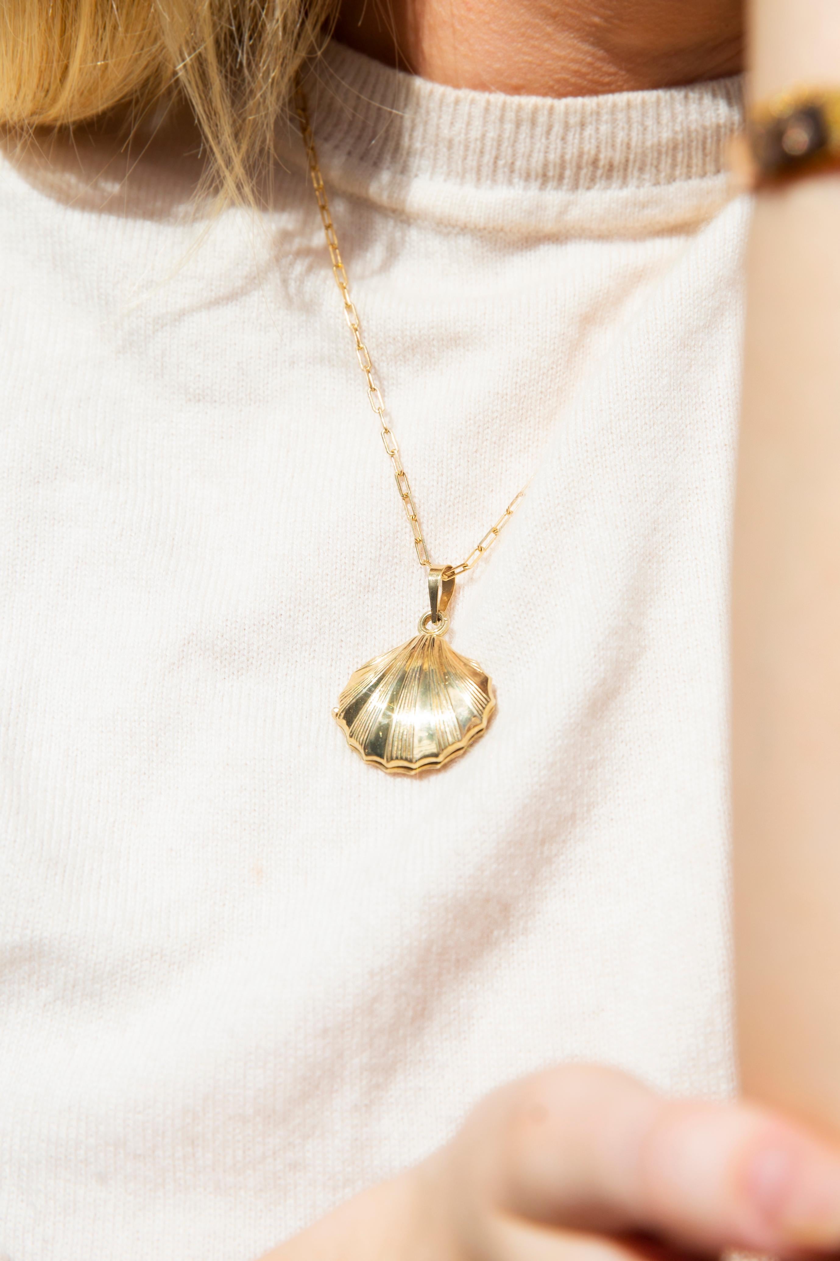 Whispering the secrets of the sea, the seashell is believed to bestow good fortune and prosperity on the wearer. Crafted in 9 carat gold, The Phyllis Pendant is an alluring and timeless beauty.

Size
The pendant measures approximately 32x28