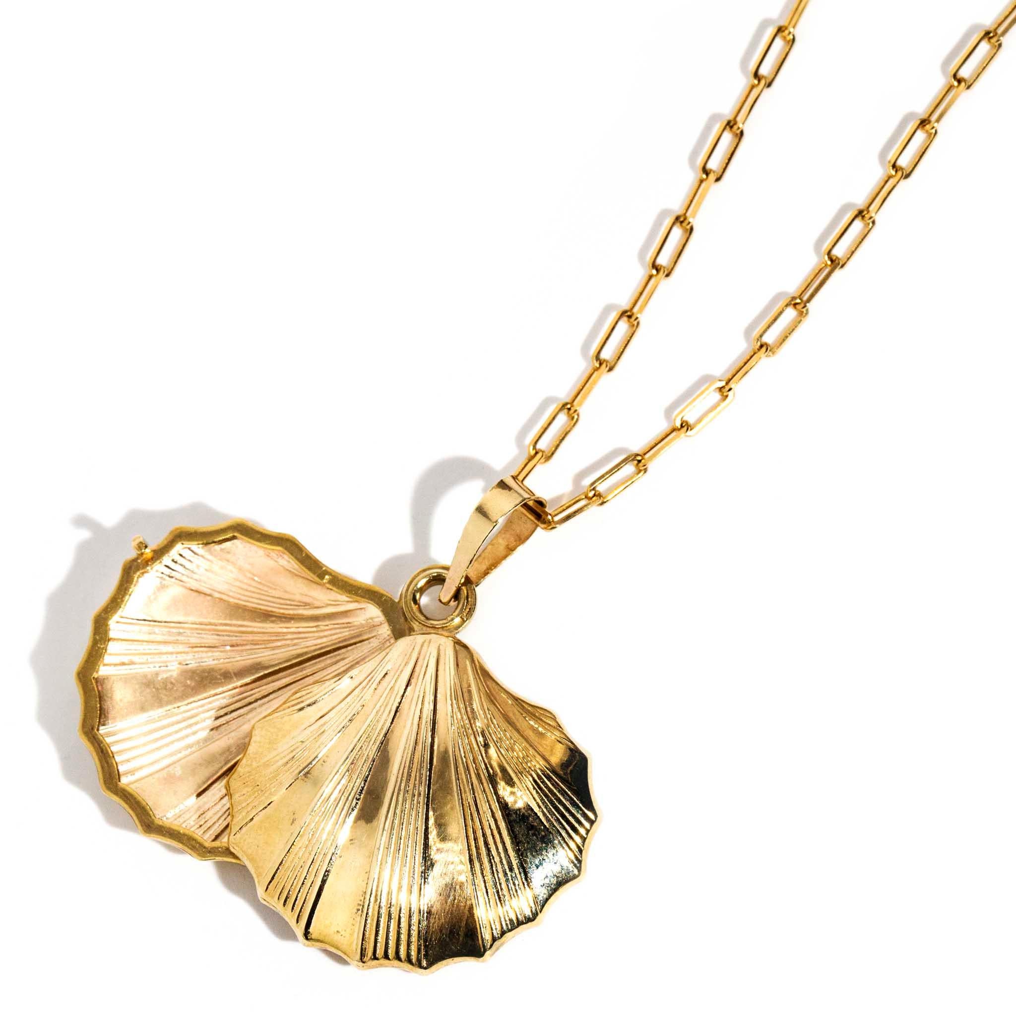 Vintage Circa 1960s Sliding Seashell Textured Locket & Chain 9 Carat Yellow Gold In Good Condition In Hamilton, AU