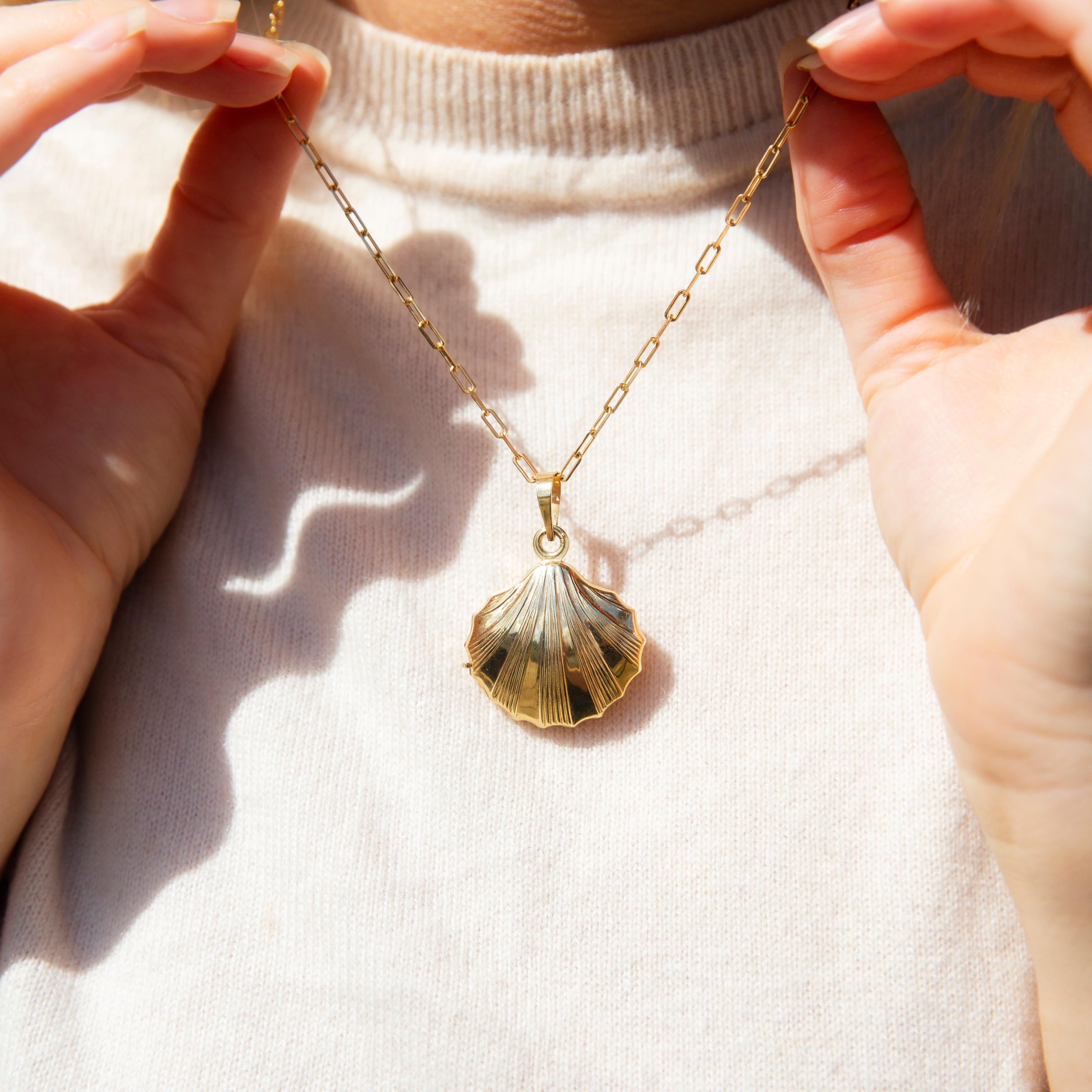 Women's Vintage Circa 1960s Sliding Seashell Textured Locket & Chain 9 Carat Yellow Gold
