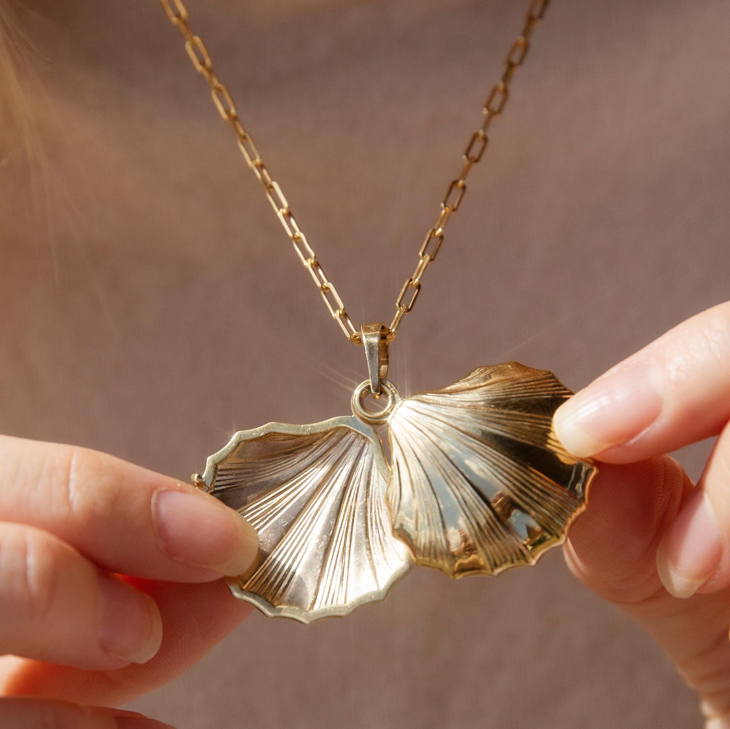 Vintage Circa 1960s Sliding Seashell Textured Locket & Chain 9 Carat Yellow Gold 1