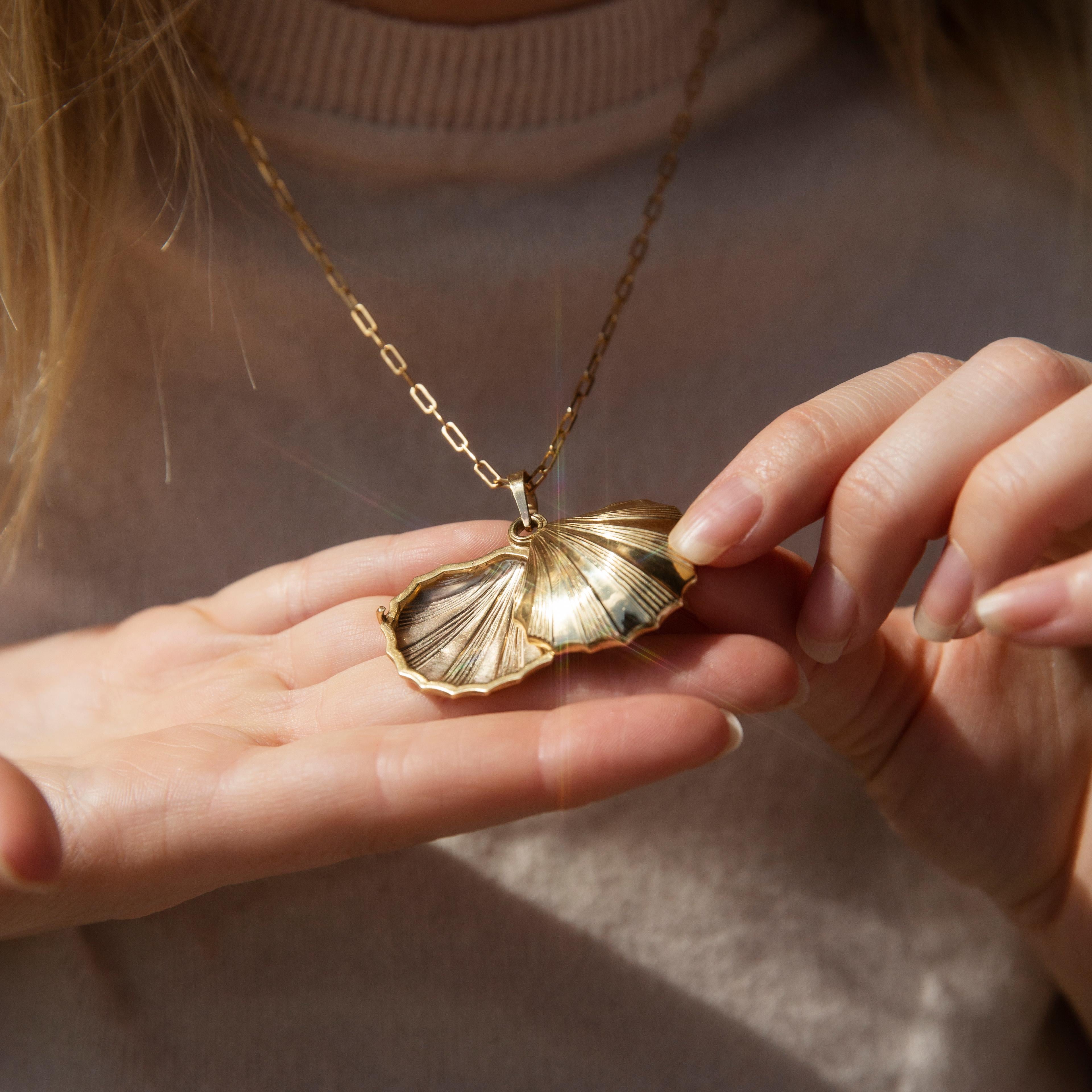 Vintage Circa 1960s Sliding Seashell Textured Locket & Chain 9 Carat Yellow Gold 2