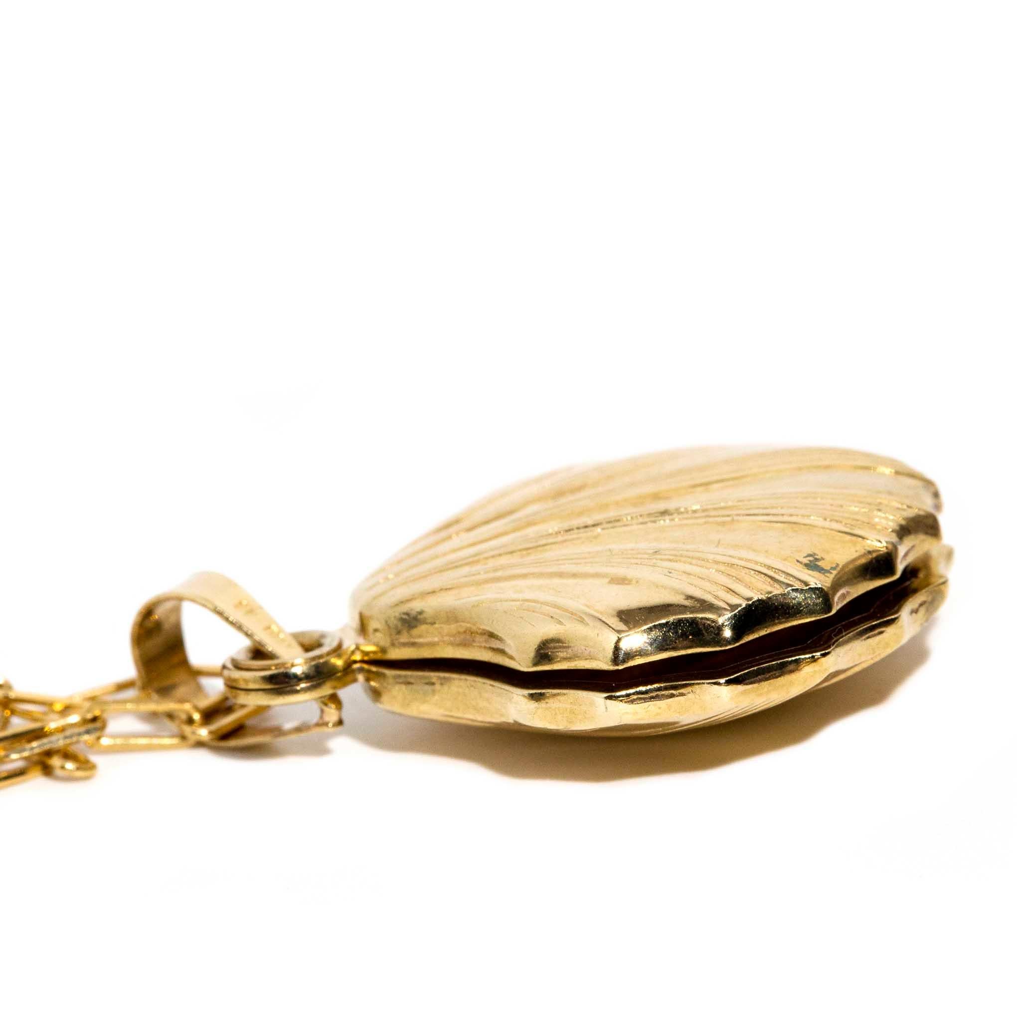Vintage Circa 1960s Sliding Seashell Textured Locket & Chain 9 Carat Yellow Gold 3