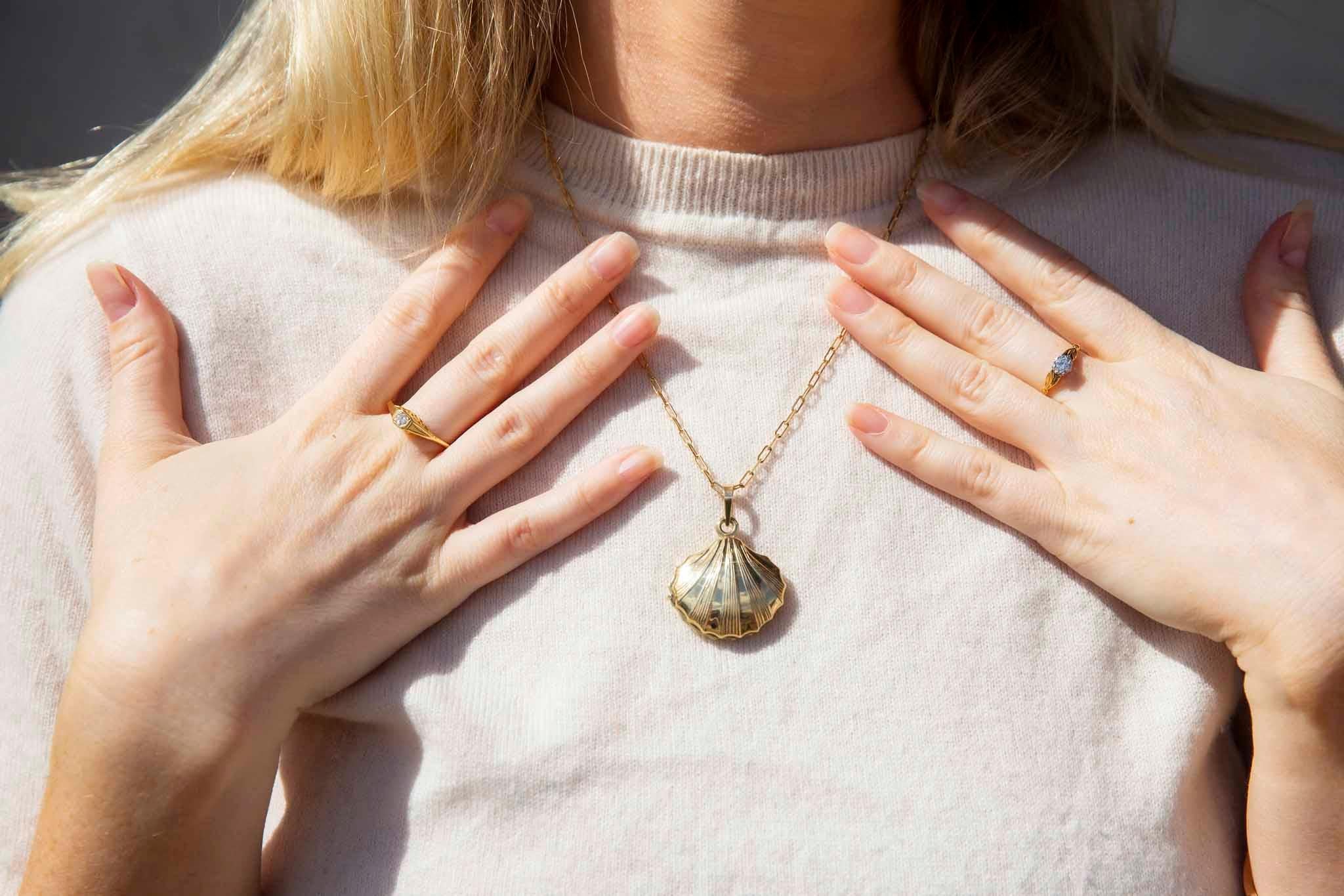 Vintage Circa 1960s Sliding Seashell Textured Locket & Chain 9 Carat Yellow Gold 4