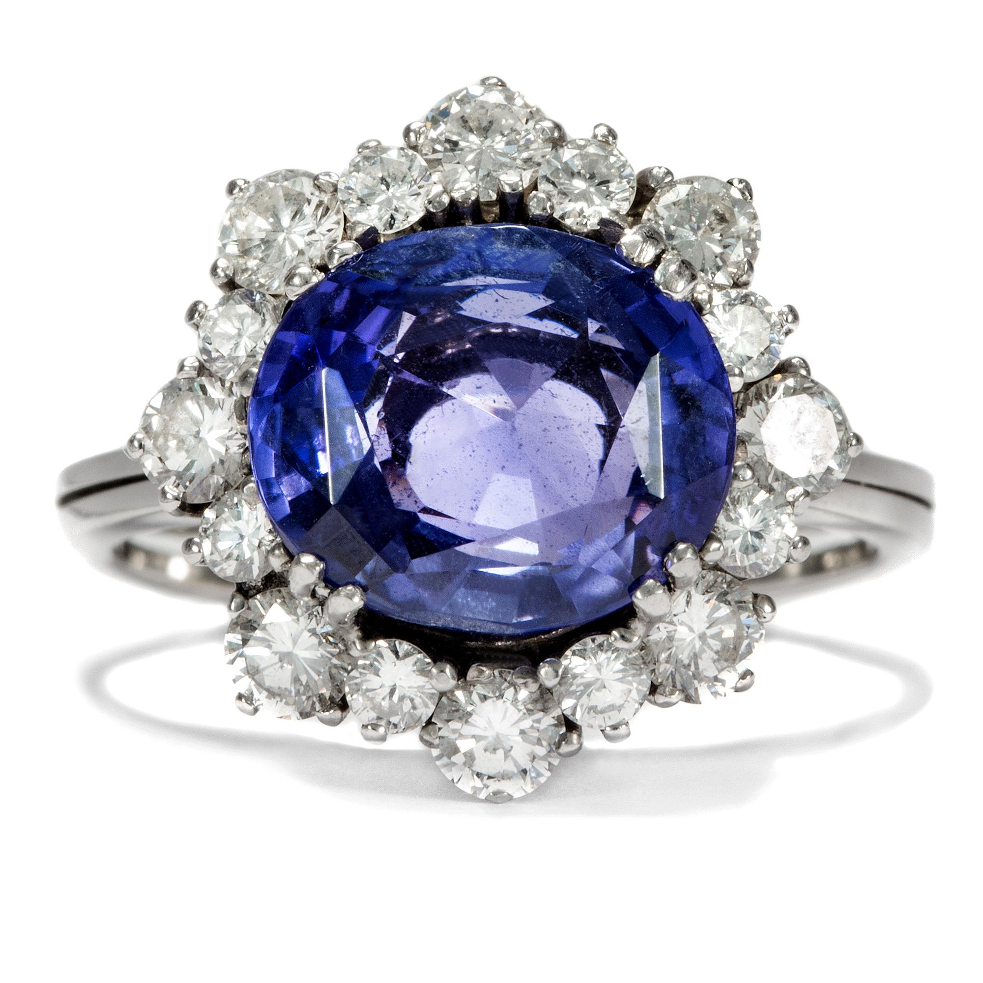 The blue sapphire and diamond entourage ring is a classic in the world of engagement rings. Especially in recent years, it's seen another surge in popularity: Kate Middleton wears such a vintage piece, made by Garrard, formerly jeweller to the royal