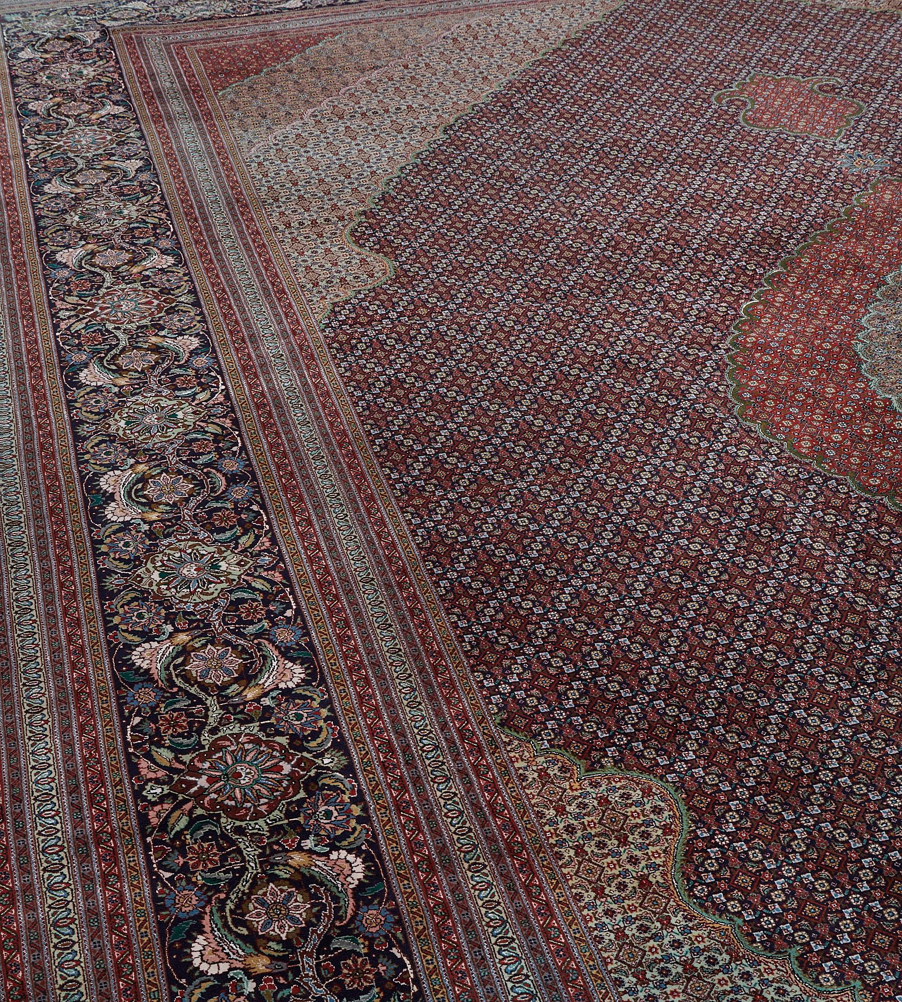 Annodato a mano Tappeto persiano Tabriz annodato a mano vintage del 1970 circa in vendita