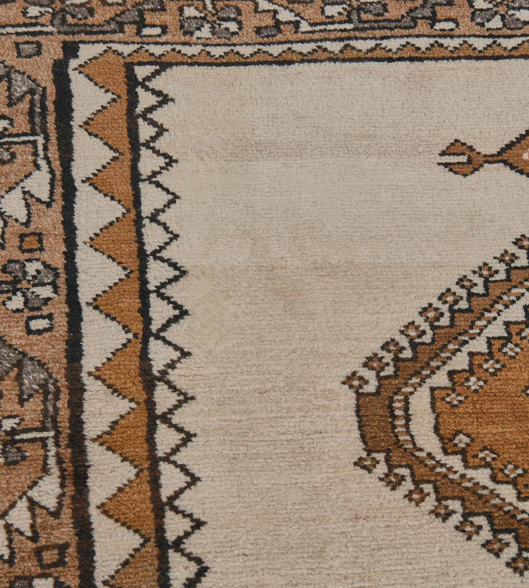 Vintage CIRCA-1970 Handgewebte Wolle Brown und Elfenbein persischen Gabbeh Läufer (Handgeknüpft) im Angebot