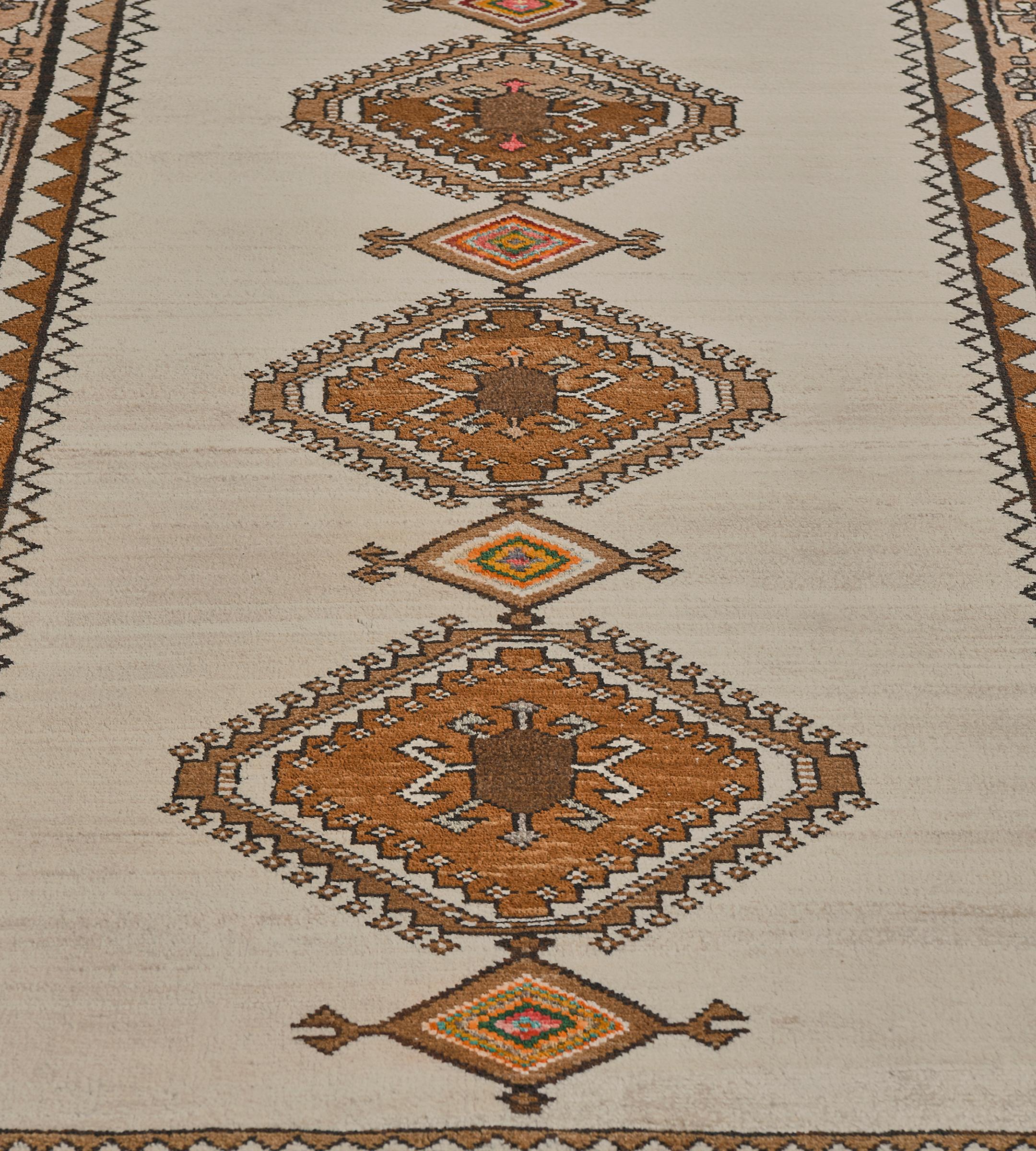 Vintage CIRCA-1970 Handgewebte Wolle Brown und Elfenbein persischen Gabbeh Läufer im Angebot 1