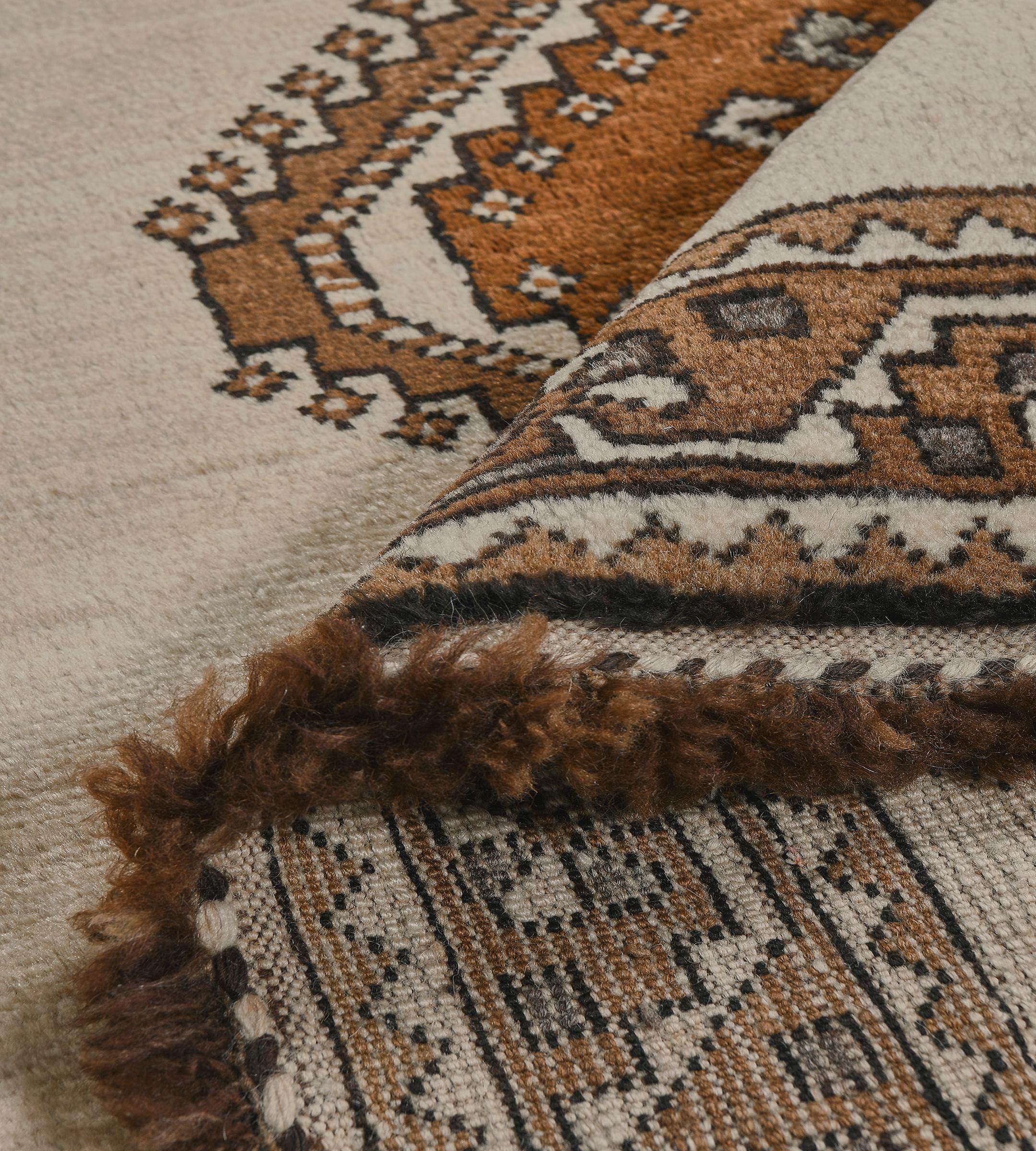 Vintage CIRCA-1970 Handgewebte Wolle Brown und Elfenbein persischen Gabbeh Läufer im Angebot 3