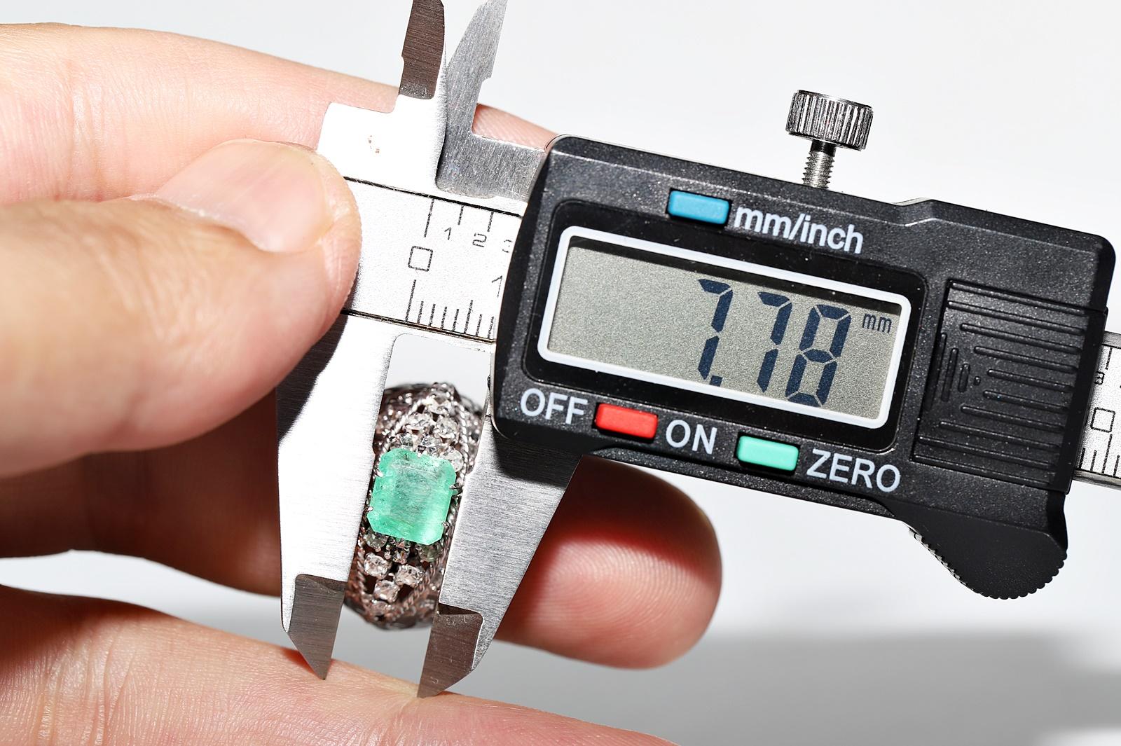 Anello forte decorato con diamanti naturali e smeraldi in oro 12 carati, CIRCA ANNI '70 in vendita 7